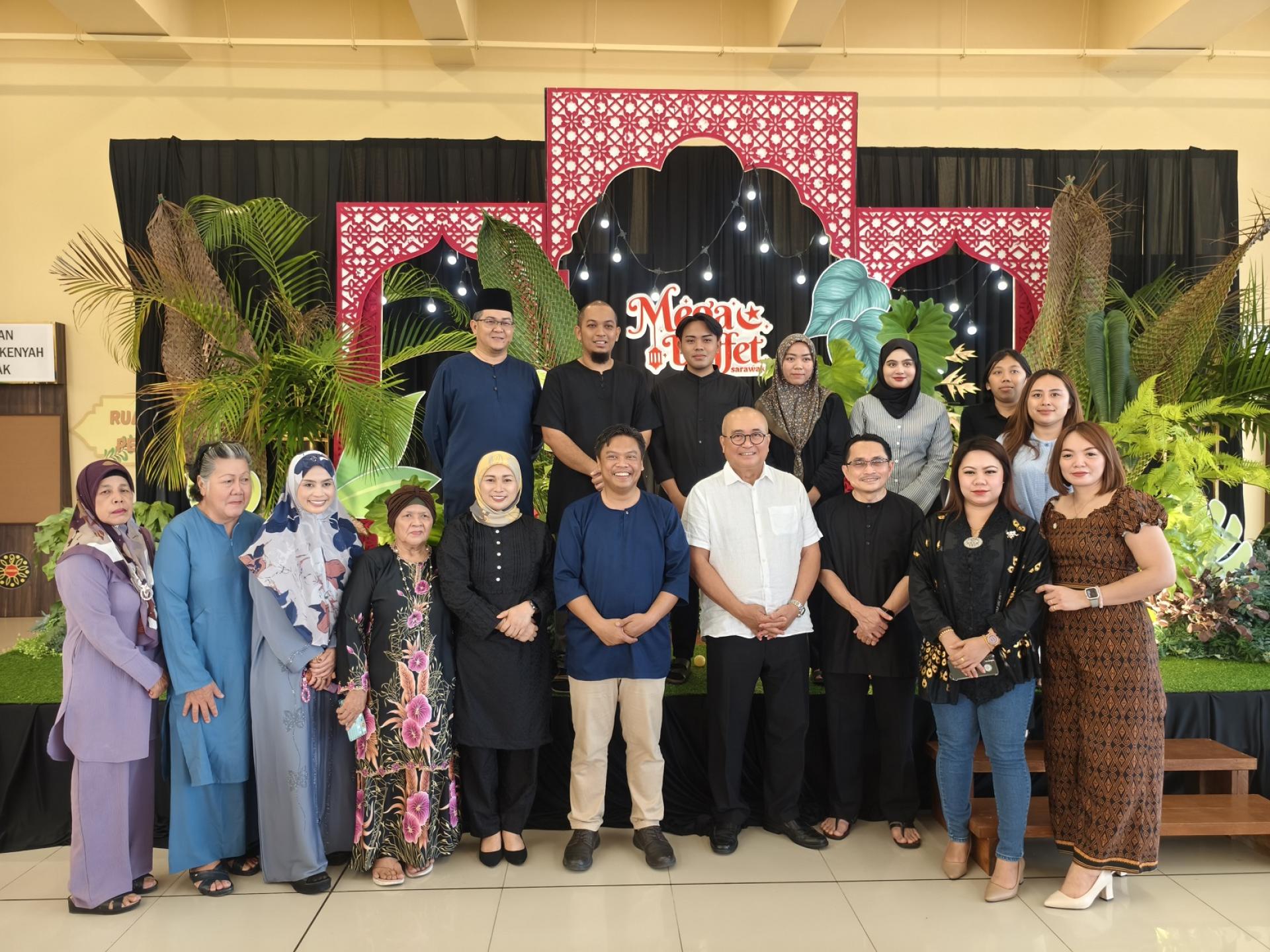 砂拉越土著商公会美里分会（DUBS）举办开斋晚宴部分出席者合影。前排右4起为美里市长兼埔奕区州议员俞小珊，砂土著商公会美里分会主席莫哈末哈菲等合影。