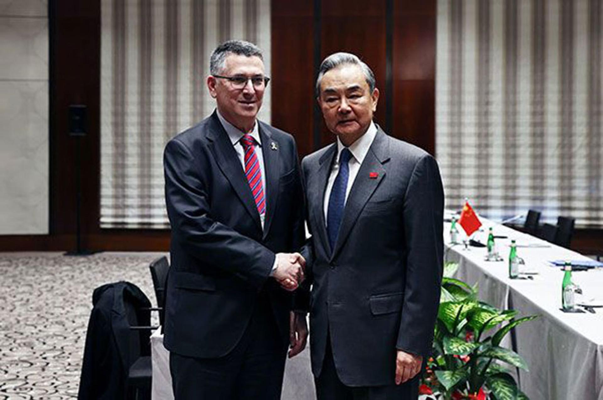 中国外交部长王毅（右）于2025年2月15日在出席慕尼黑安全会议后应约会见以色列外长萨尔（左）。（档案照）