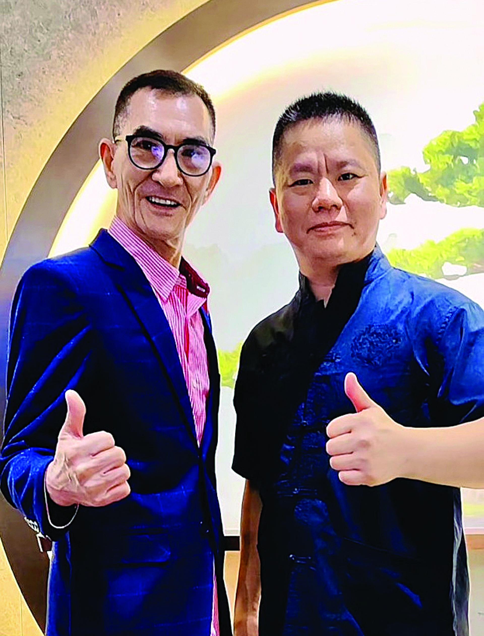 麦子云（左）身形单薄，宛如纸片人。