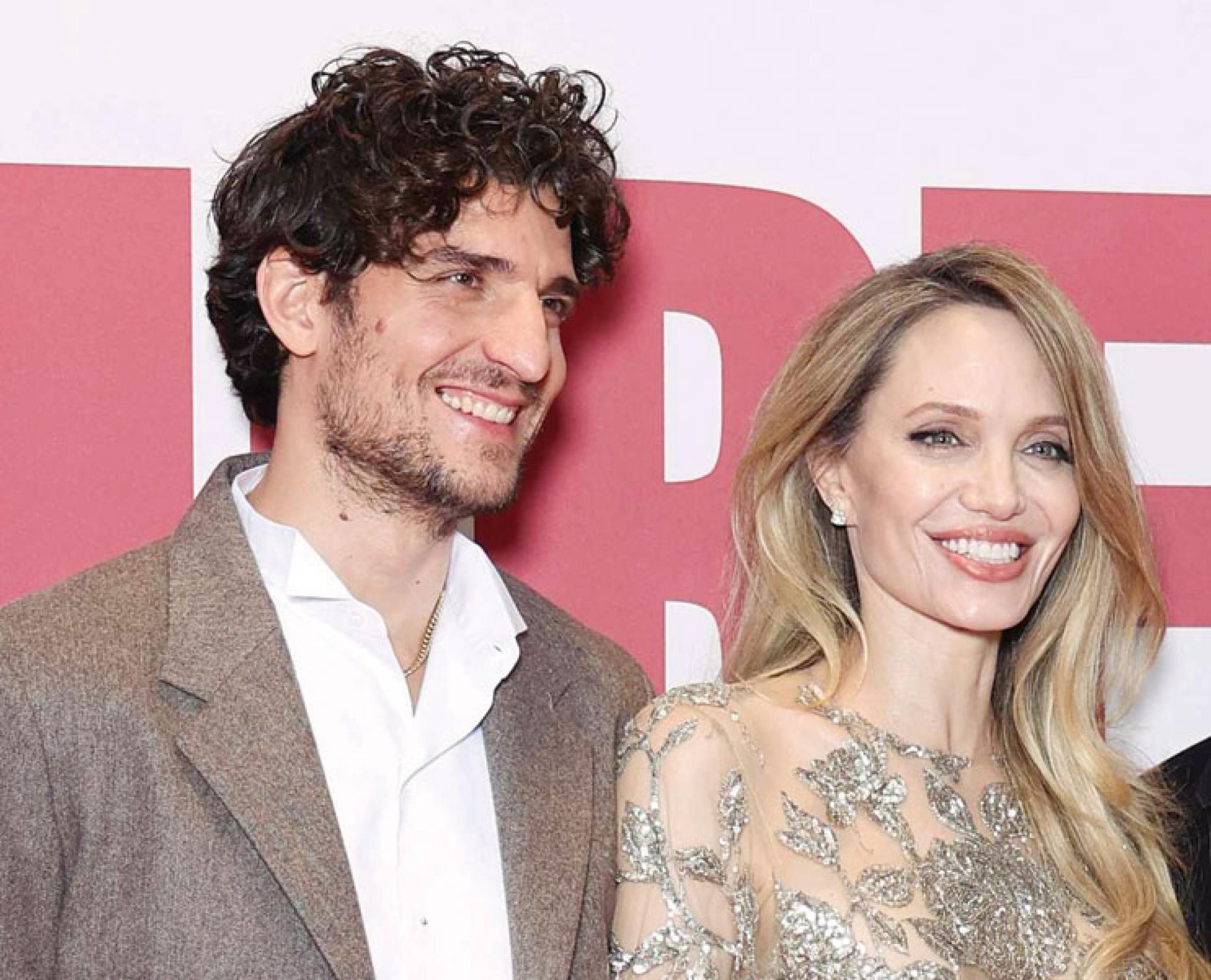 安祖莲娜祖莉近日被传与新片搭档热恋。