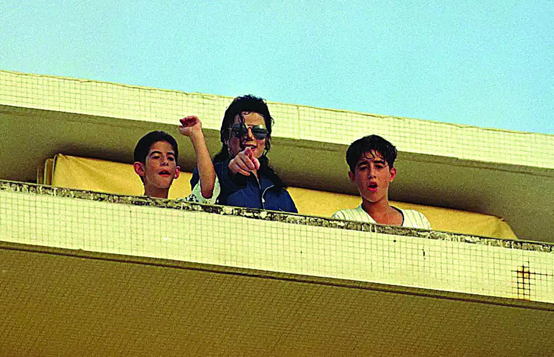 麦可杰逊（中）过去巡演时，曾带着卡西欧兄弟同行。