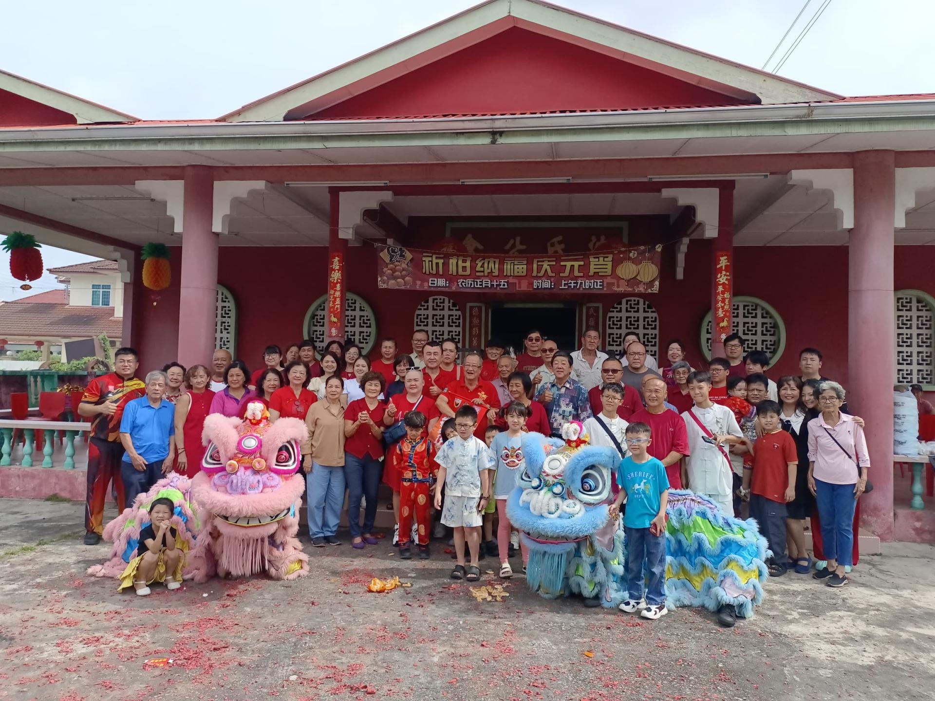 美里沈氏公会理事、宗长及宗亲于“丙午年新春元宵祈柑纳福盛会”后合影留念，共庆佳节。