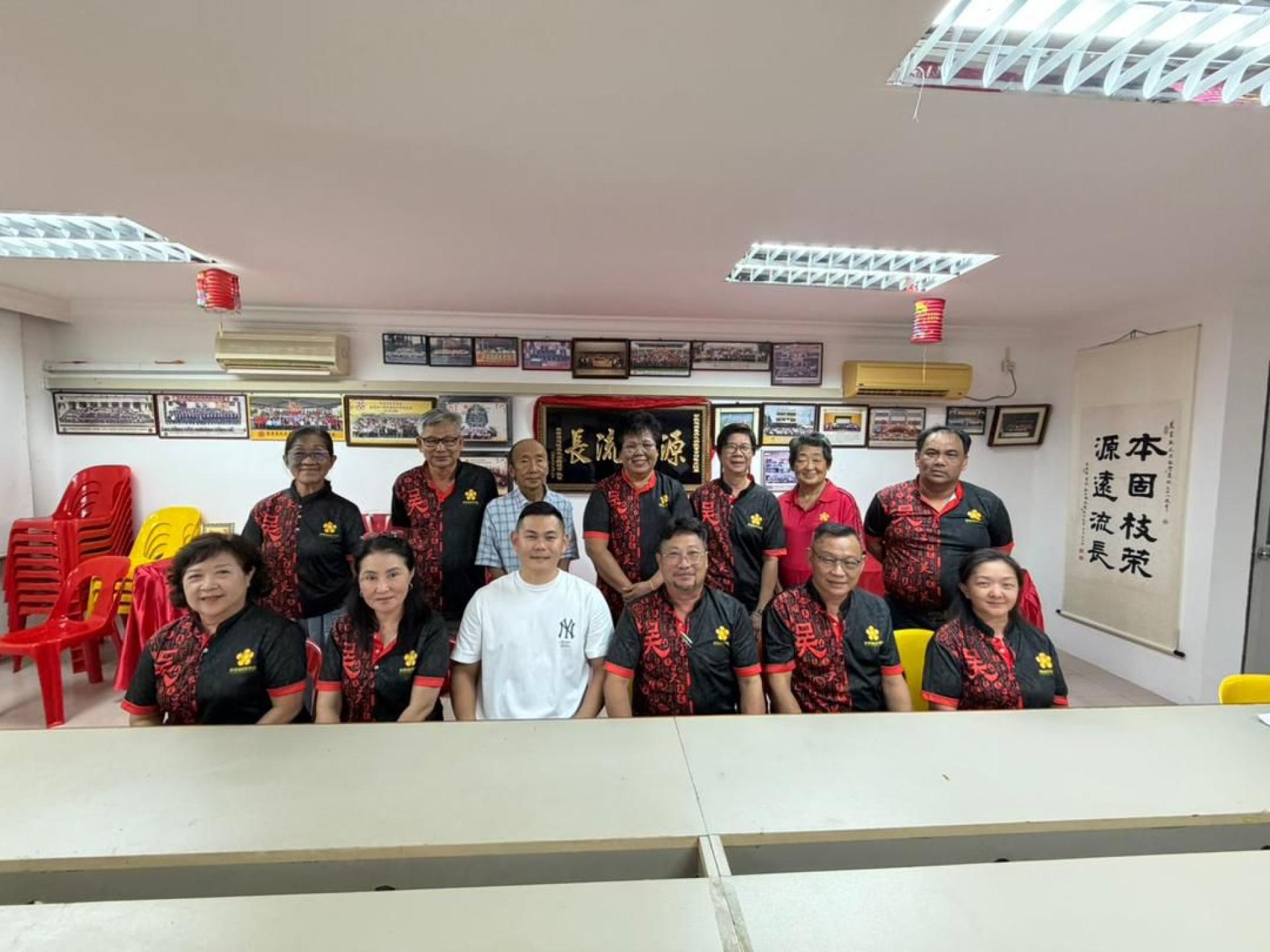 美里吴氏宗亲会2025年度会员大会暨新春联欢午宴筹备会成员合影。