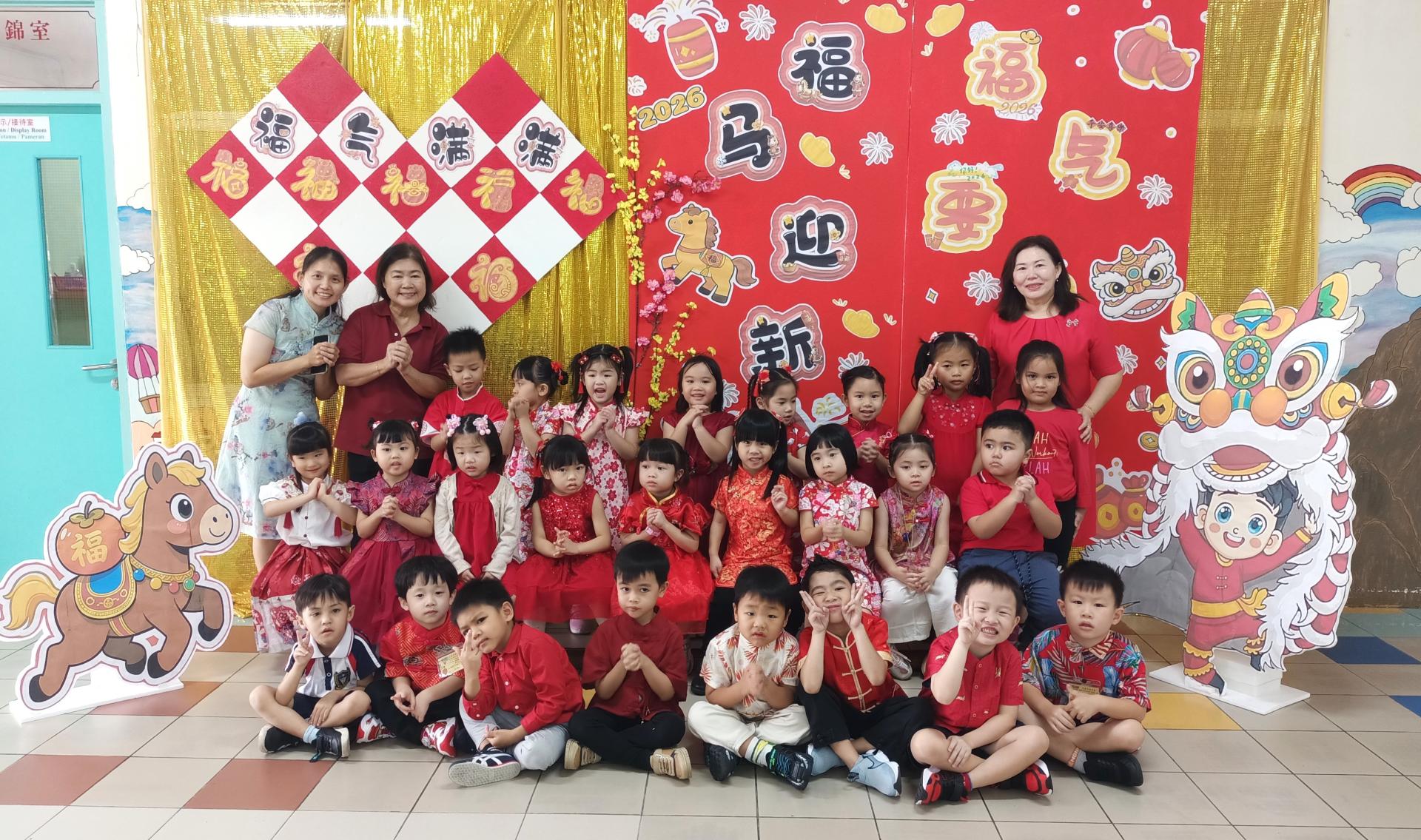 汶中幼儿园小朋友在活动中与助理校长沈曼玲（后排右）及老师们合影留念。