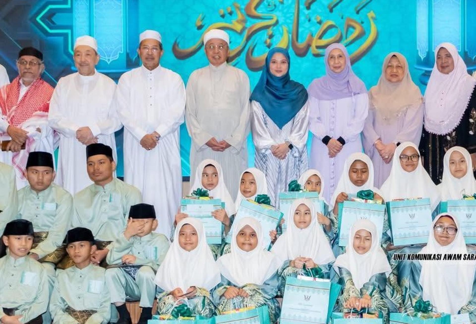 总理阿邦佐哈里（后排左4）持续出席“斋戒月关怀”活动，与砂拉越孤儿福利协会古晋分会一同举办的开斋晚宴并合影。