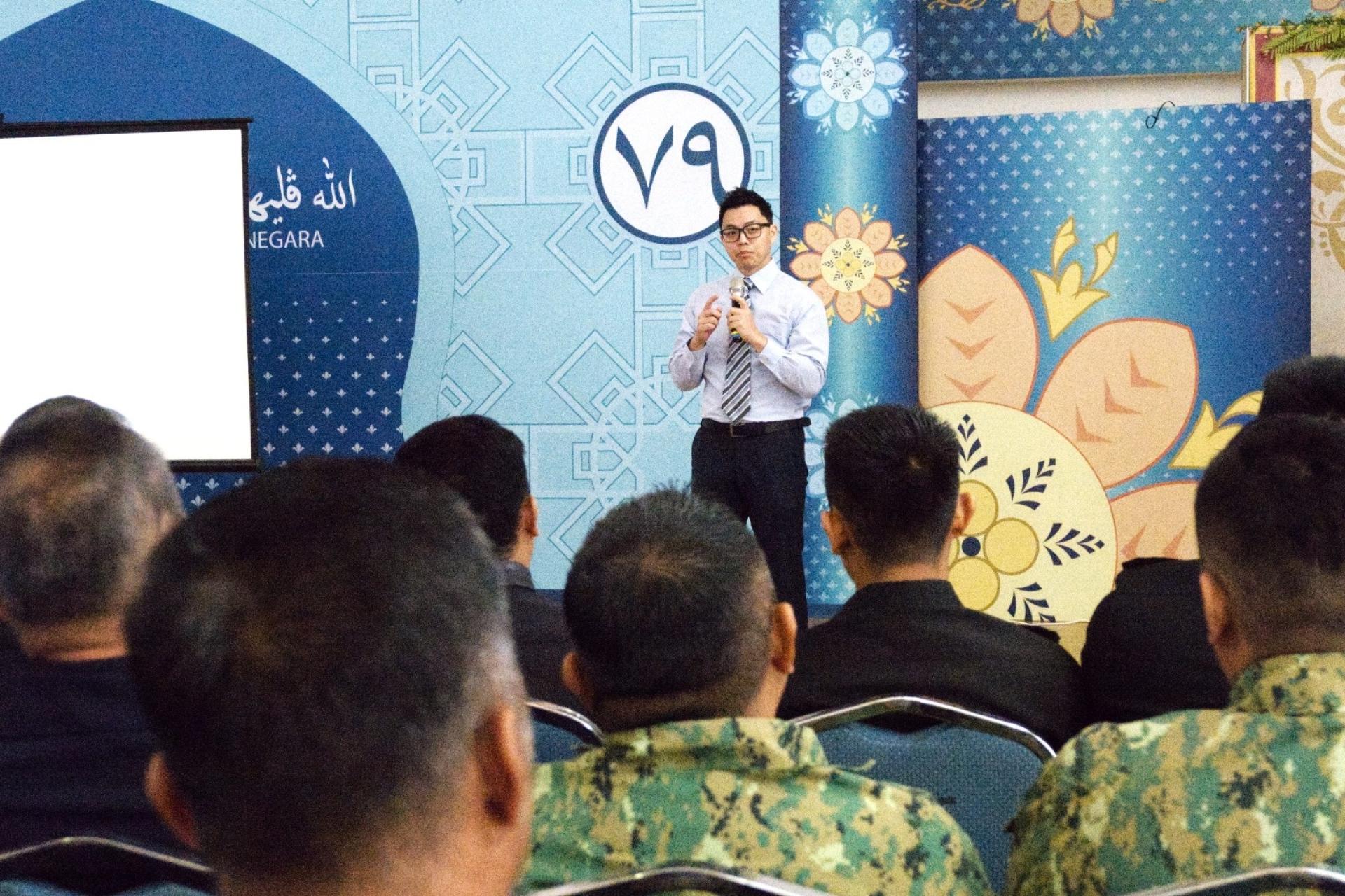 艾伯特林医生主持讲座。