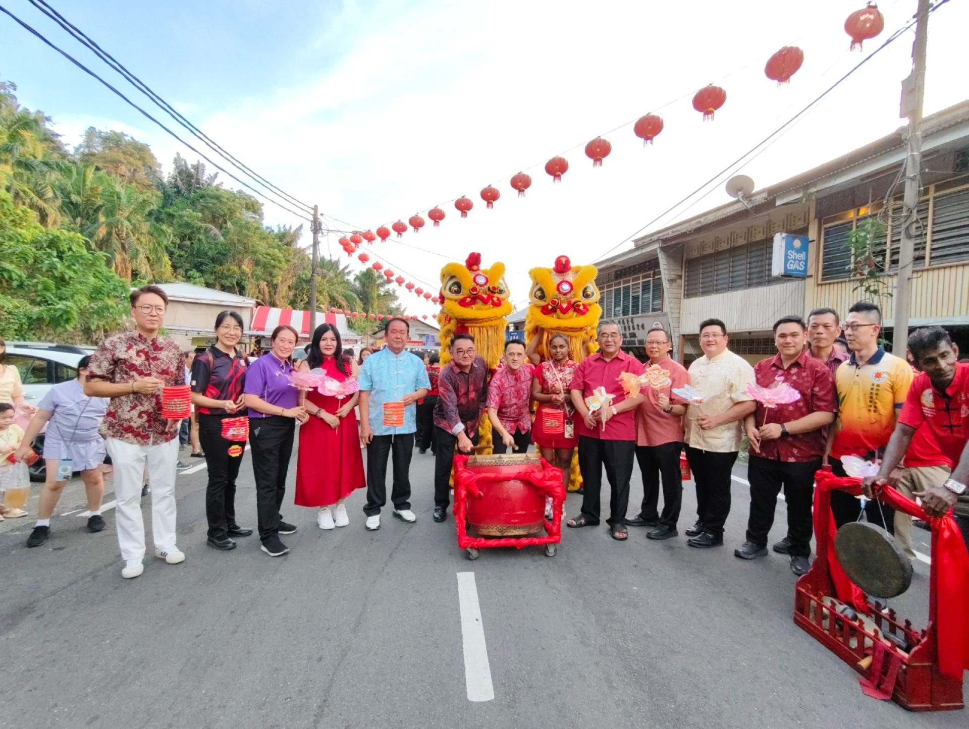 王德恭（左6起）与吴俊益一同击鼓，为元宵节大锣鼓提灯游行掀开序幕；左起为黄伟彰、陈诗茵、彭心慈、林明花、陈建宝、胡萍聚、李振兴、吴清良、罗竣传、林志权、黄量新及何耀冠。