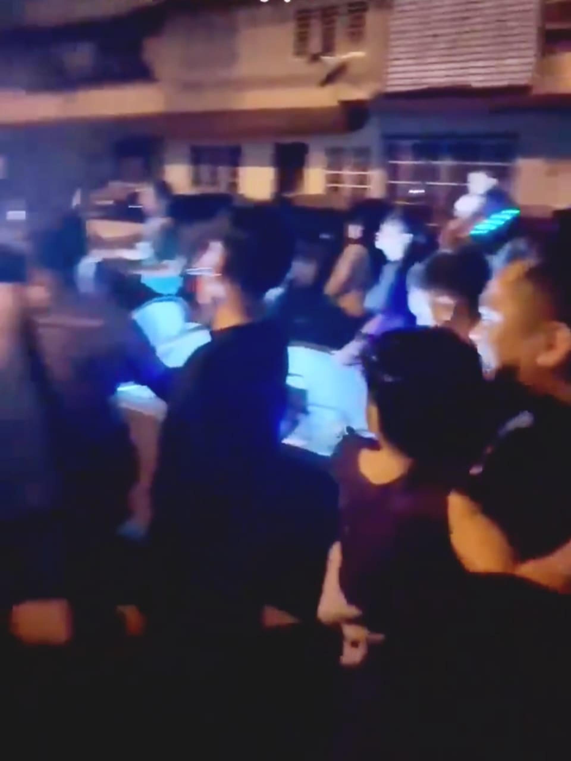 一批人沿街步行，更敲打铁桶并高声呐喊，试图叫醒穆斯林起身享用封斋饭，更有人携带孩童随行。