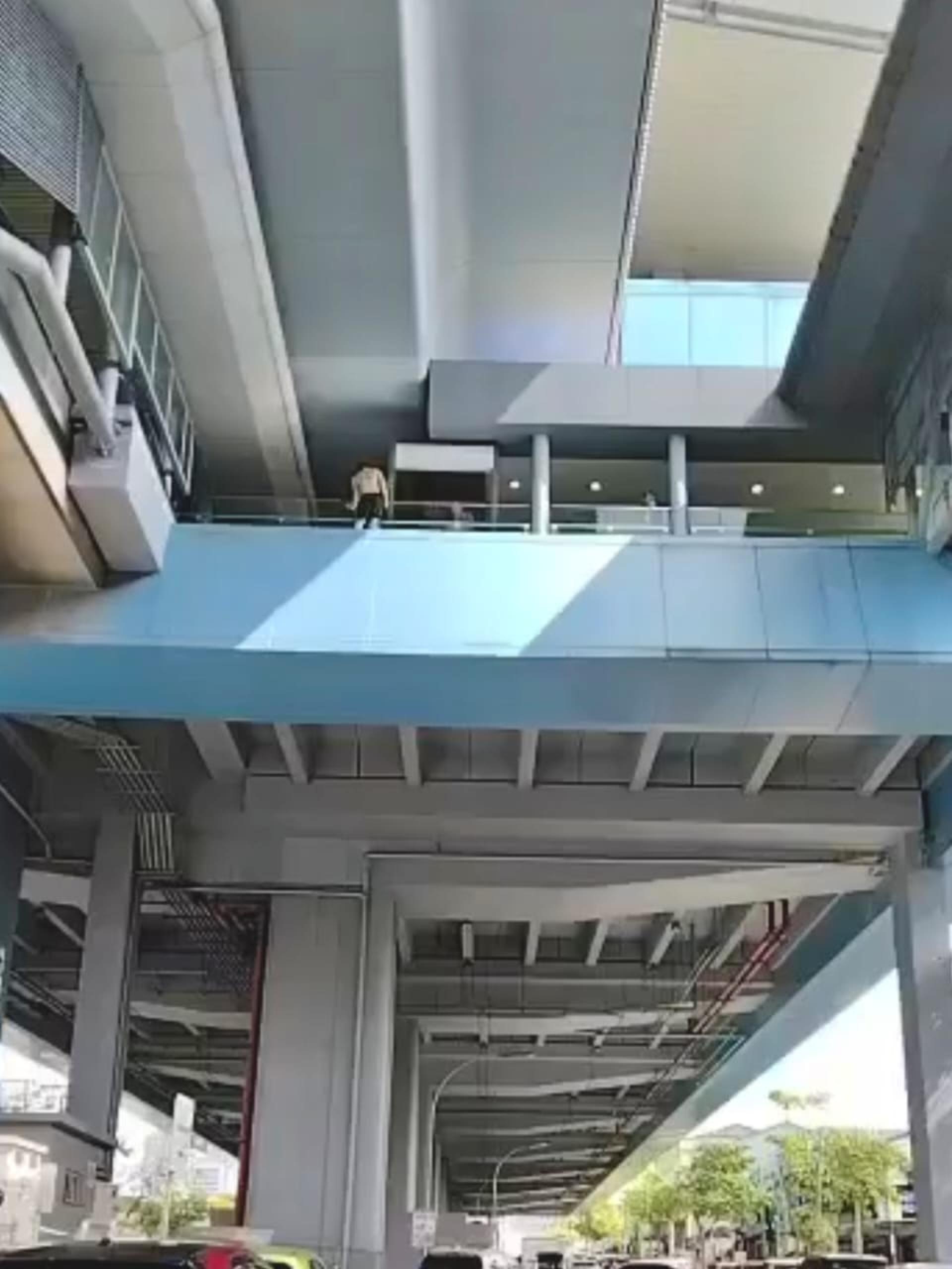 男子站在捷运站边缘处，险象环生。（网络视频截图）