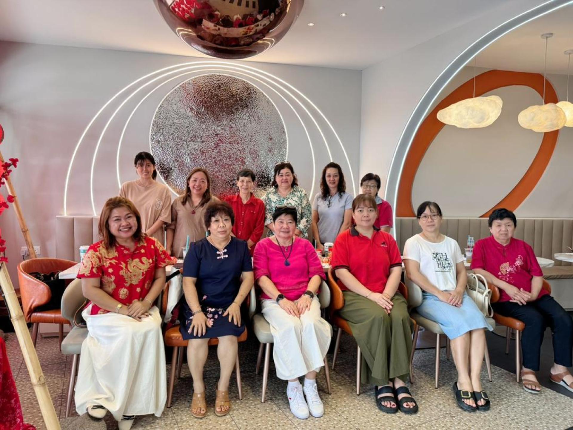 国际妇女节筹备会合影。左2为峇干奴支部妇女组主任杨美金，左3为筹备会主席陈德縈，右3为兰卑尔支部妇女组主任黄秀华。