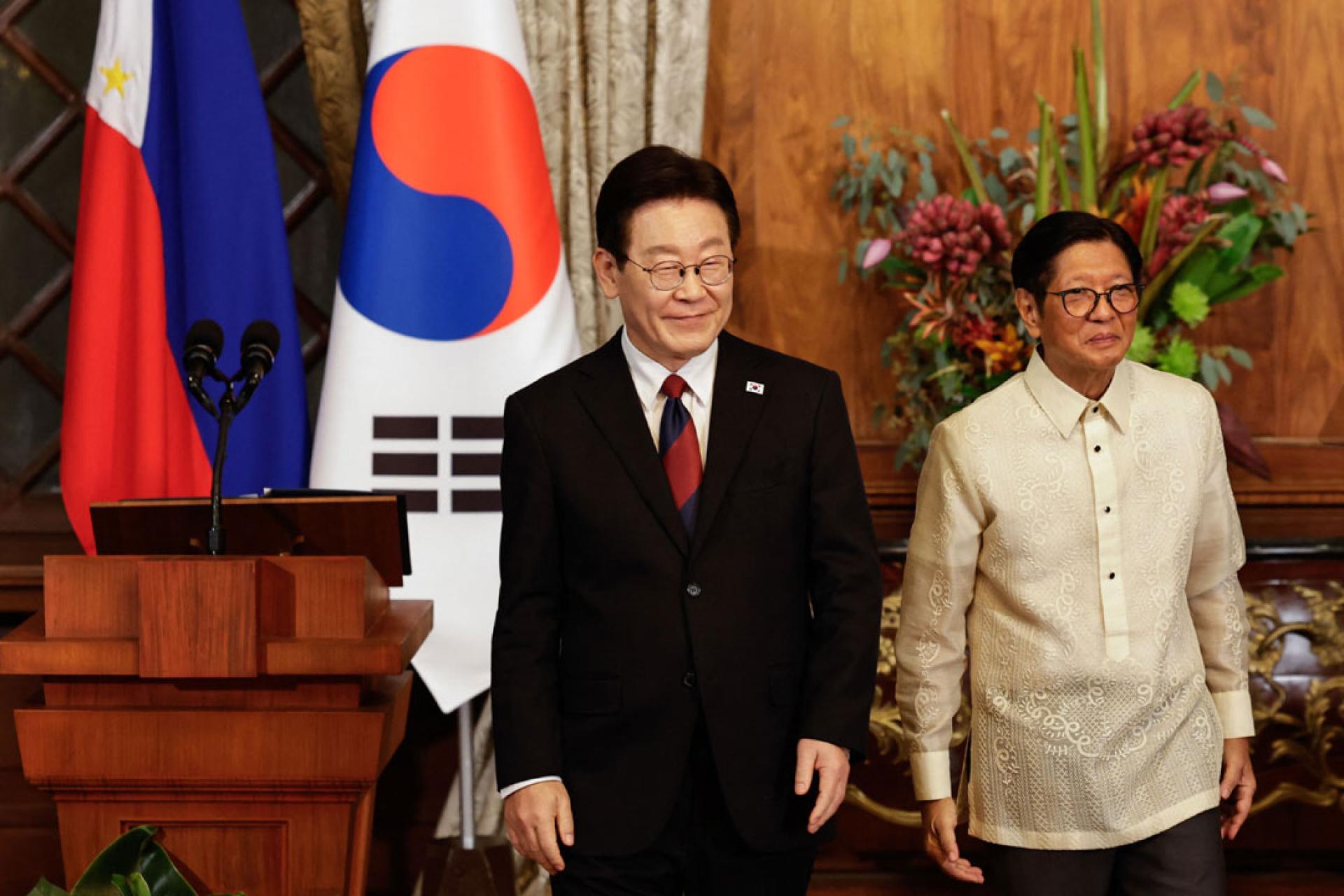 菲律宾总统小马可斯（右）3日和韩国总统李在明（左）在马尼拉总统府举行双边会晤后并肩而行。