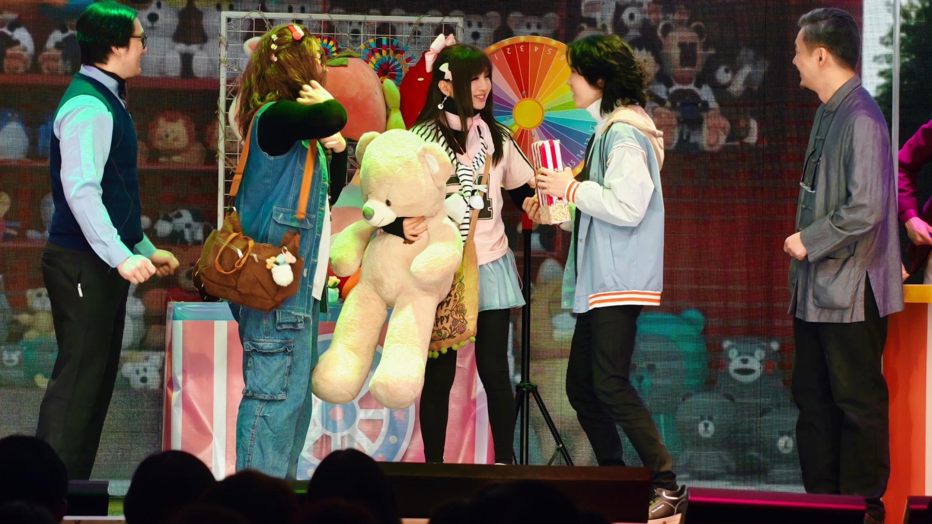 钟洁希（中）在话剧《没有泪的天空》的其中一幕演出。