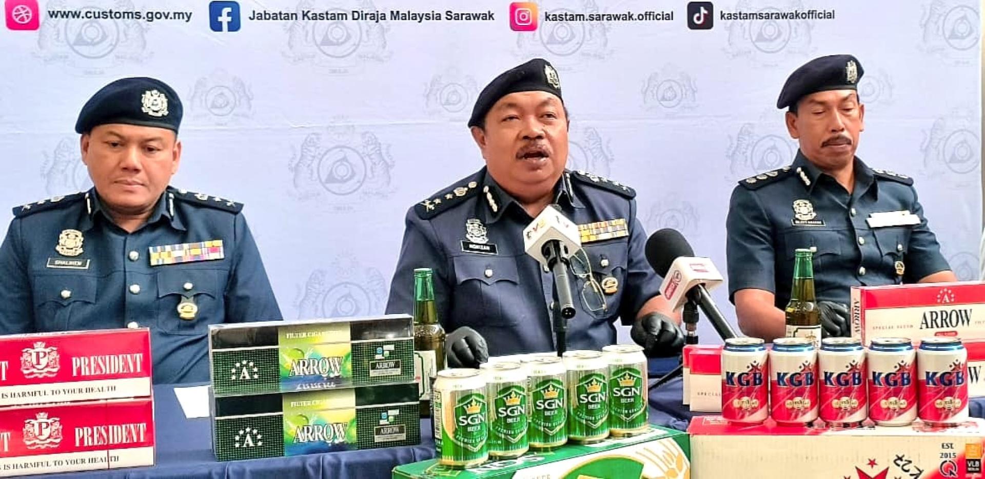 拿督诺里赞（中）于记者会上说明查获情况。