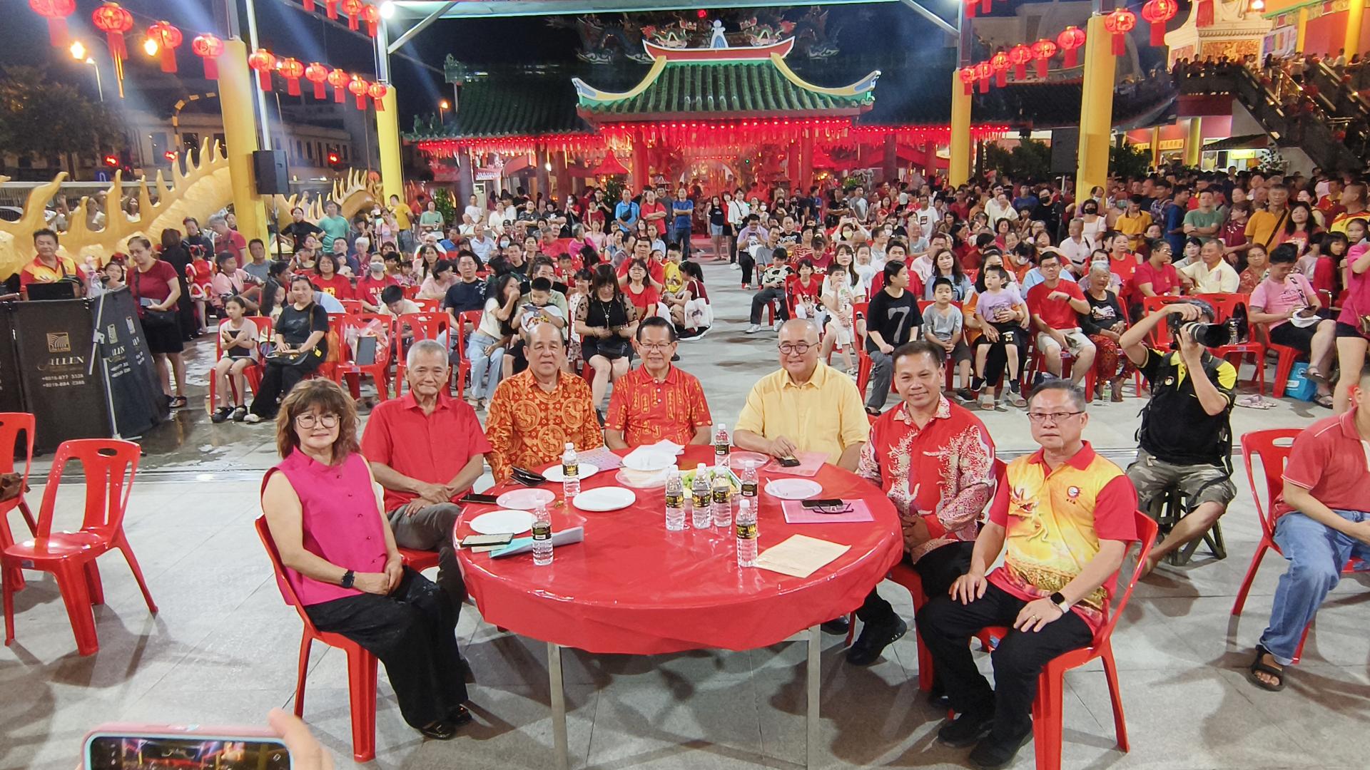 美里华人慈善信托委员会属下大伯公庙“丙午迎春到·骏马闹元宵”2026文艺晚会出席嘉宾合影。左起为甲必丹余继香、美里华人慈善信托委员会主席兼天猛公杨惠生、美里大伯公庙小组主任郑春伟、砂交通部长李景胜、美里市市长兼埔奕区州议员俞小珊、马来西亚旅游、艺术及文化部副部长兼美里区国会议员赵俊文代表梁亚龙。