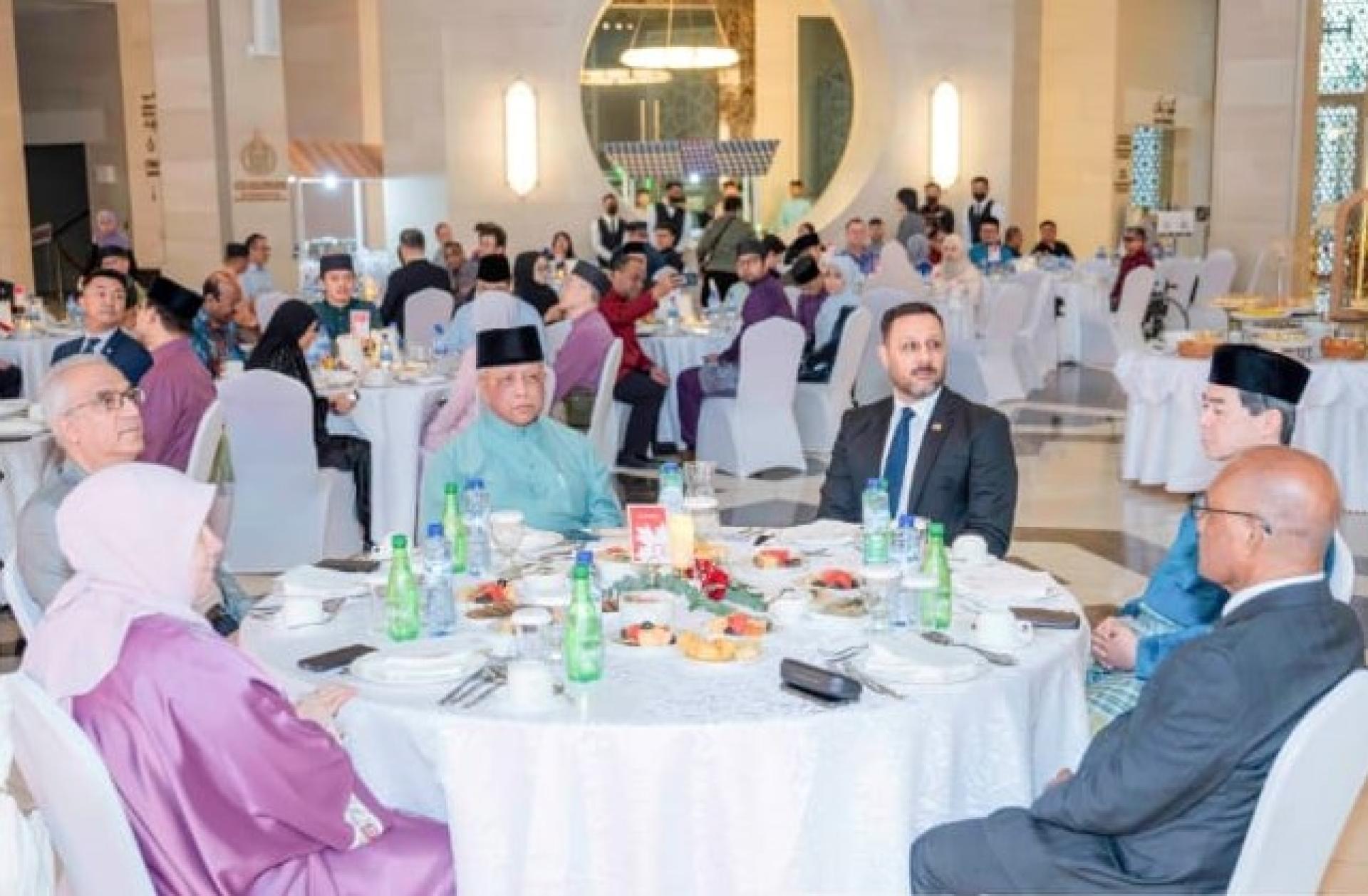 加拿大驻汶莱最高专员塔梅尔曼西在主宾座与嘉宾合影。