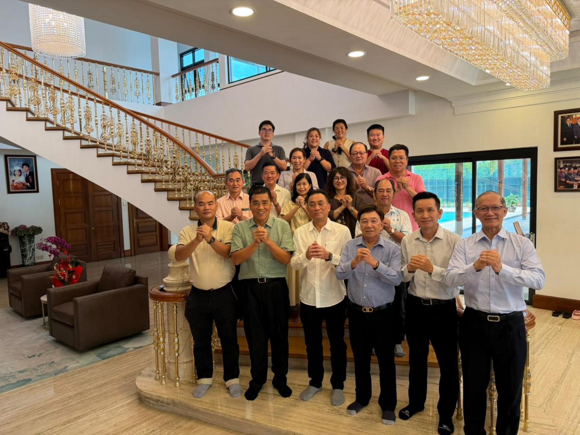 筹委会会议于刘世泉博士会长私邸召开后合影。 前排左起为筹委会主席兼副会长黄能禄、会长刘世泉博士、执行会务顾问拿督张永平、顾问拿督黄志银、顾问徐道新、副会长包平。