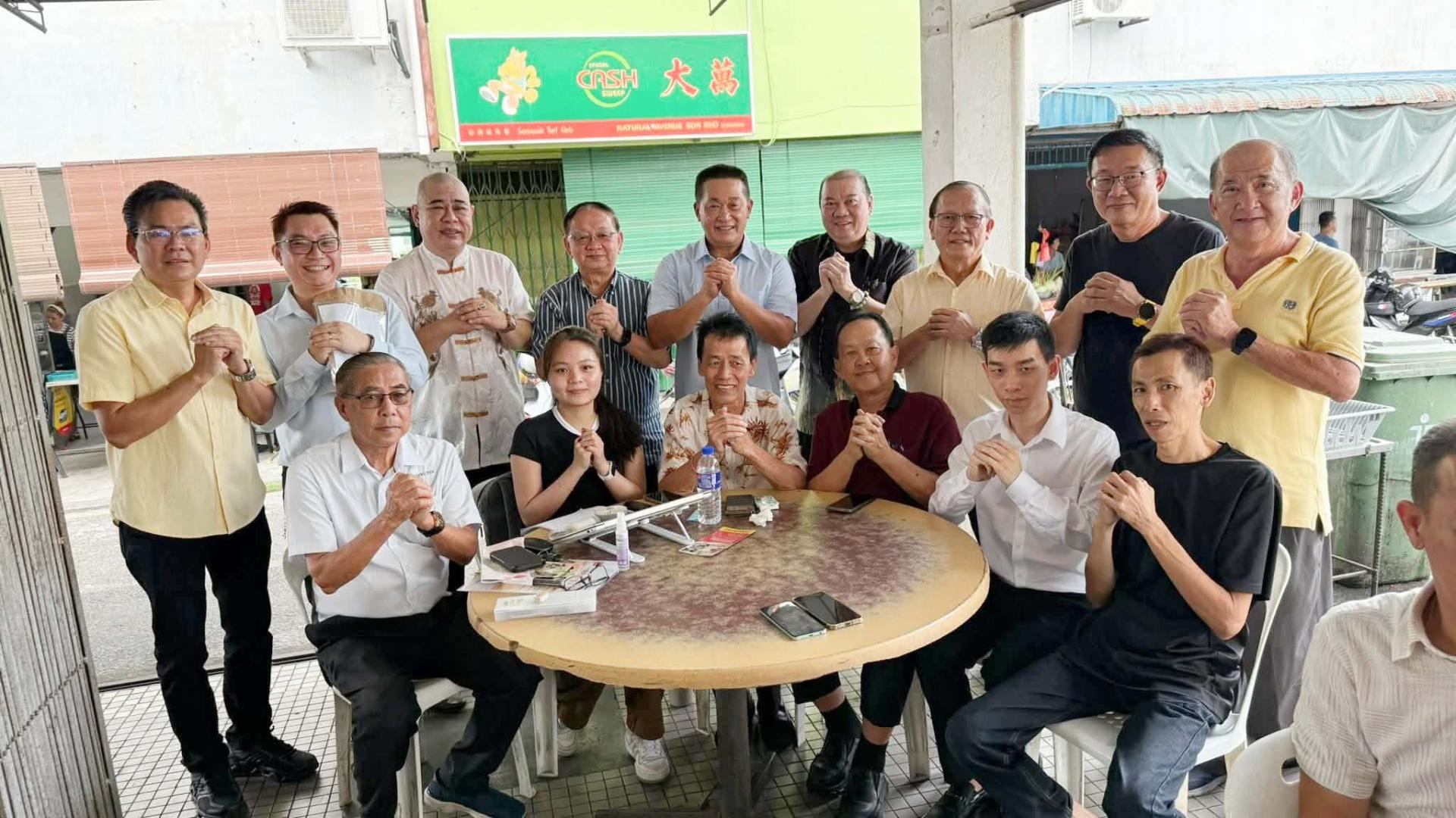 巴都林当区议员施志豪（站中）人民服务中心与社区领袖团队，同心协力于农历新年后马力全开，继续一如既往设立流动柜台为民服务。