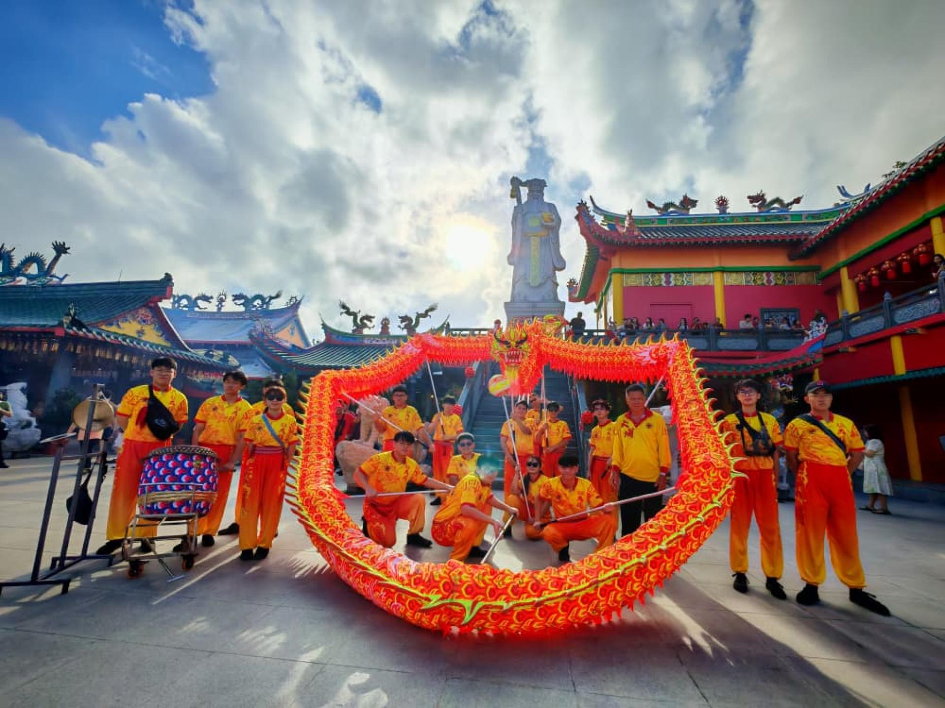 美里大埔金龙队于农历正月初一到美里大伯公庙进行贺岁表演后合影留念。