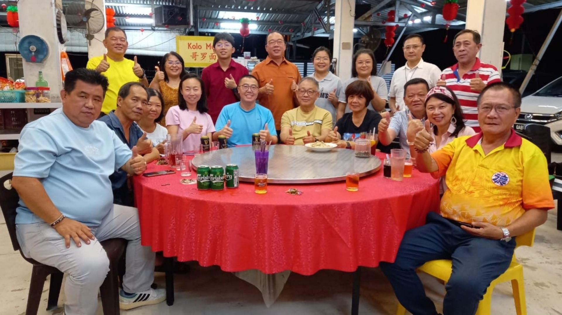 济兴善社社长陈瑞兴伉俪（前排右4及5）设宴款待北京毅德堂堂主赵毅伉俪（右6及7），左2及3为紫濡阁副阁长田瑞财伉俪；右2及3是济兴善社署理阁长龚德良伉俪等人。