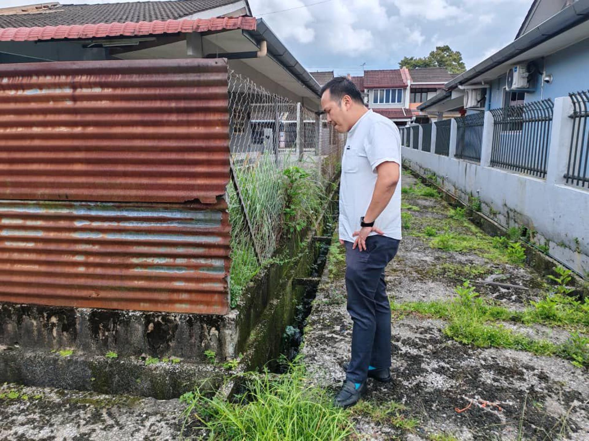 江峰年视察相关地区的清洁情况。