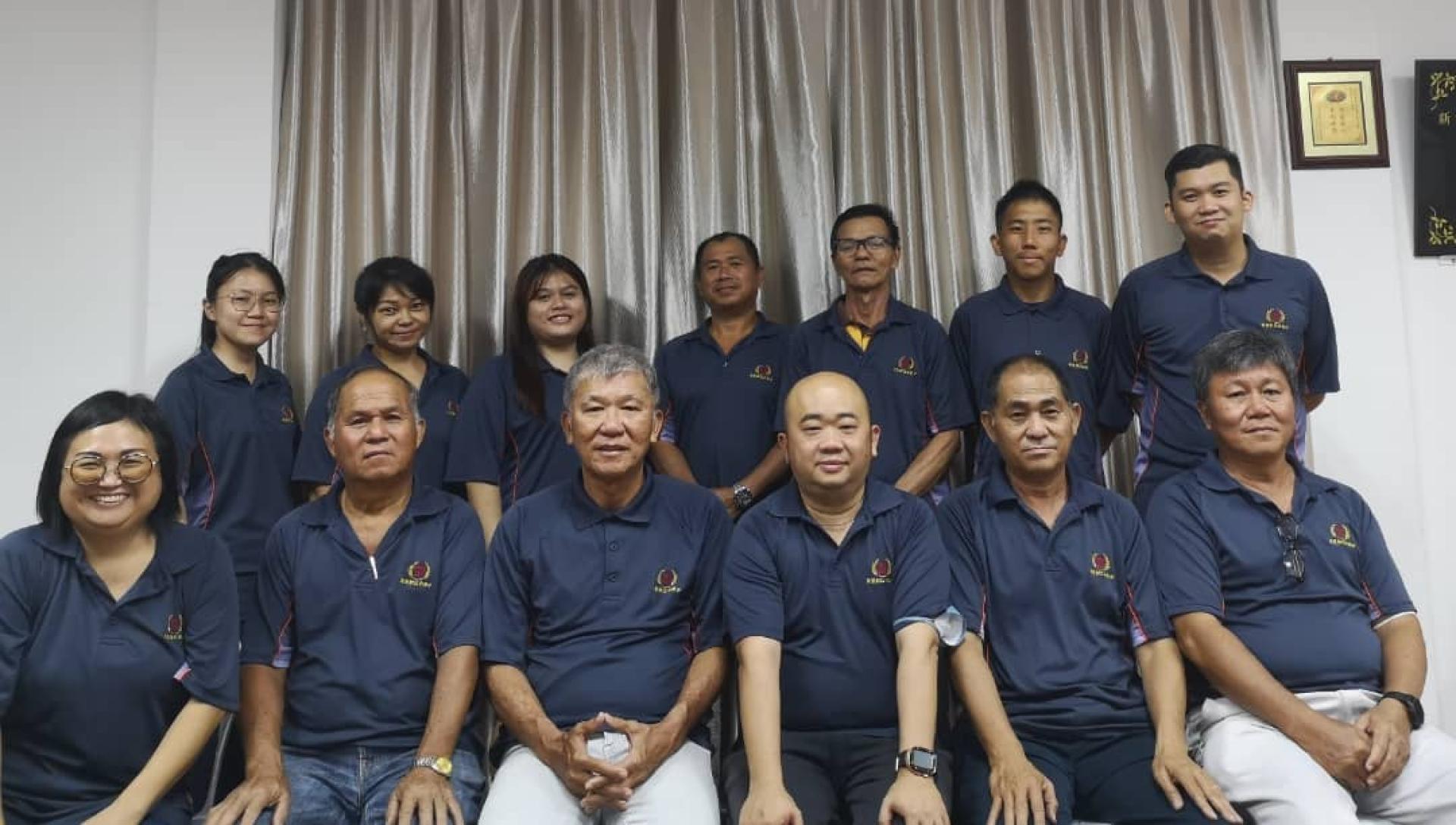 美里彭氏宗亲会丙午年新春联欢晚会兼第11届（2026-2027年）理事会宣誓就职礼及颁发会员子女学优奖励金筹备会成员合影。右2为筹备会主席彭顺发。