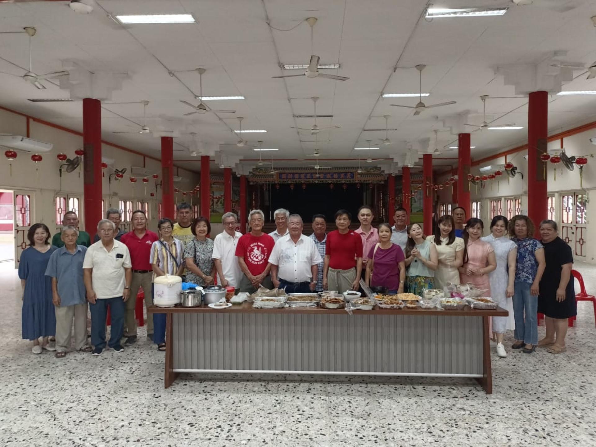 美里郑春虎气功健身协会理事与会员举行新春聚餐活动，前排右8为主席陈培华。