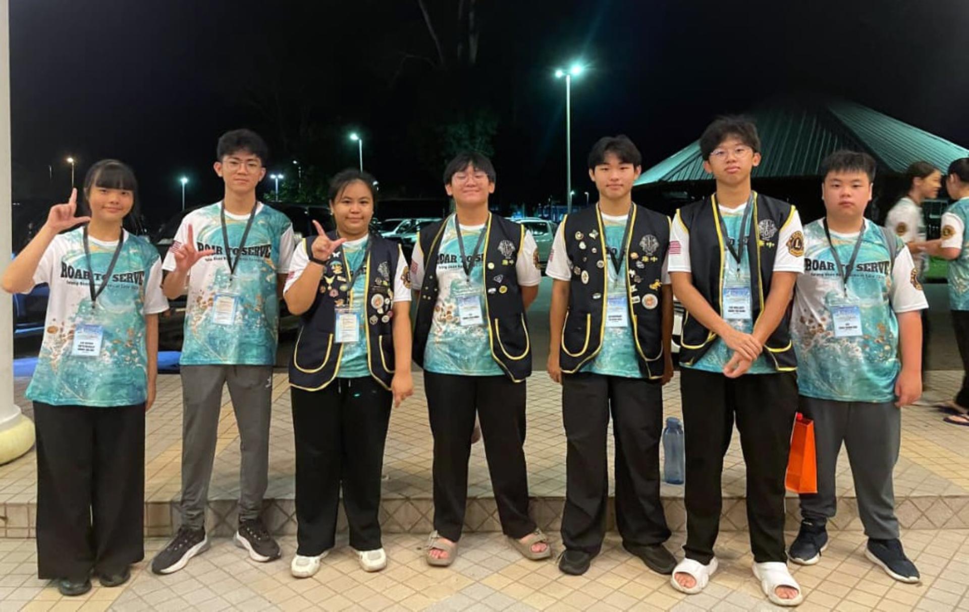 廉律中学幼师会7名学生参与“人道与社区关怀服务计划”，前往砂拉越内陆弄比拉（Long Pilah）展开公益服务。坐者左起为黄思霓、谢家宝、张愷倩、黄修宏、余明浩、邵毅慷及曾秦瑞。