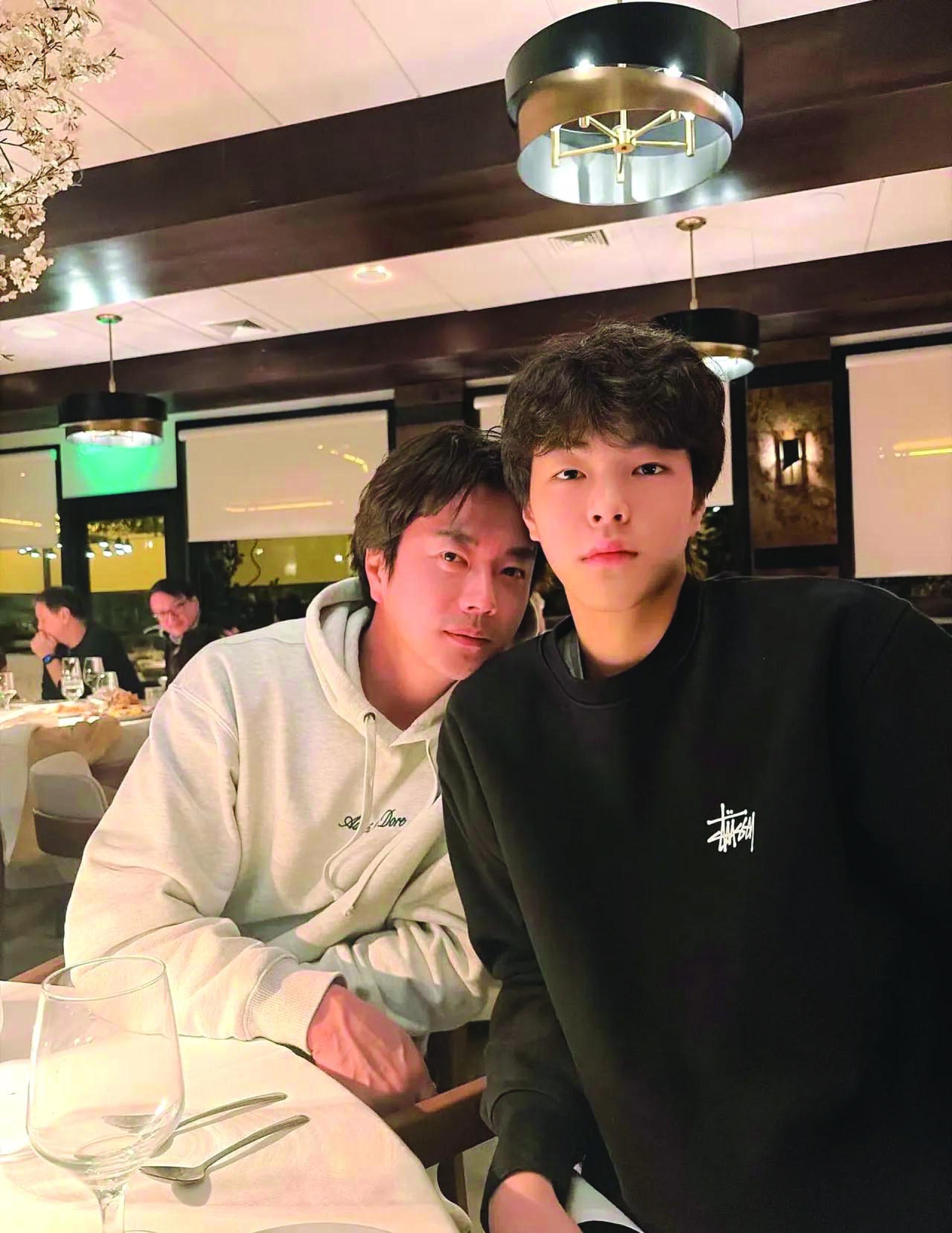 权禄熙上传与爸爸权相佑的合照，浓眉挺鼻遗传自父亲。