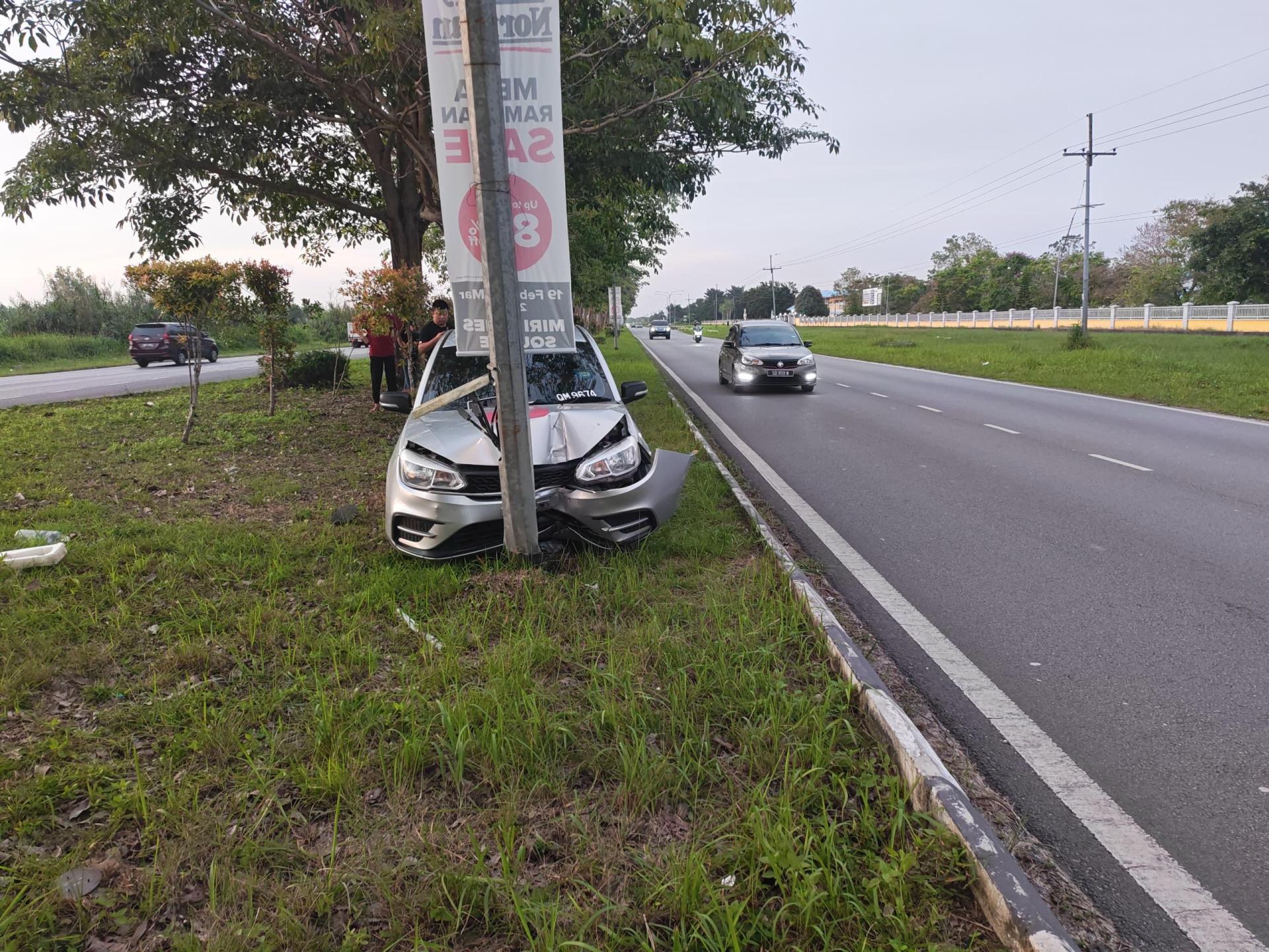 REMUK…Keadaan kenderaan lelaki berkenaan yang remuk akibat kemalangan, semalam.