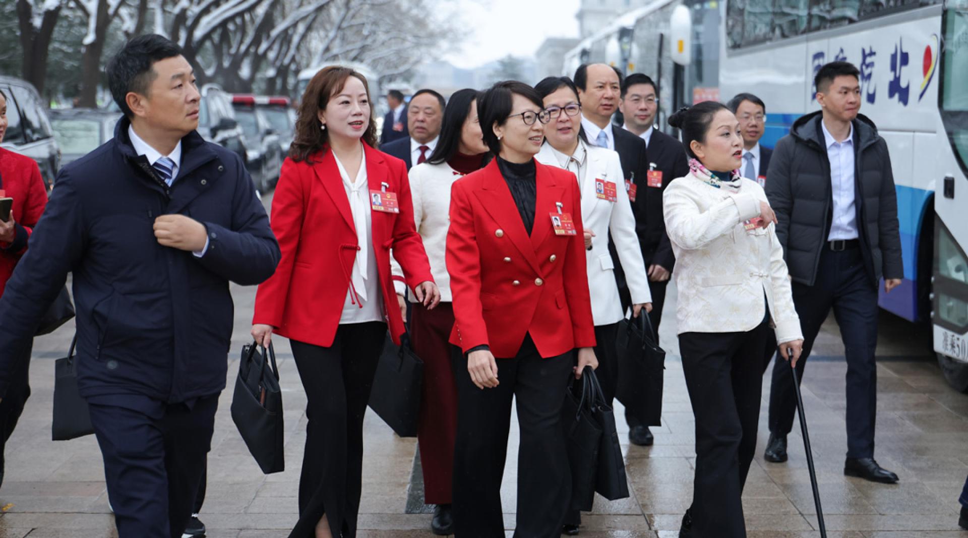 3月5日，十四届全国人大四次会议开幕会在北京人民大会堂举行。图为人大代表步入会场。（图：中新社）
