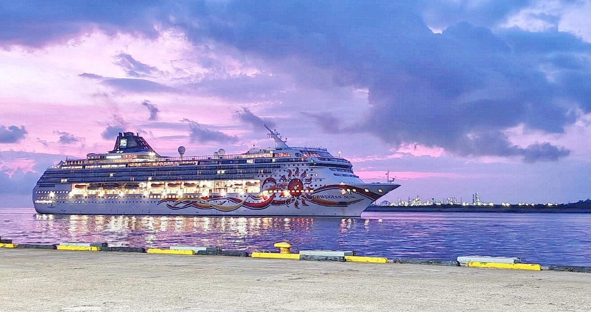 挪威邮轮太阳号抵达汶莱摩拉港。