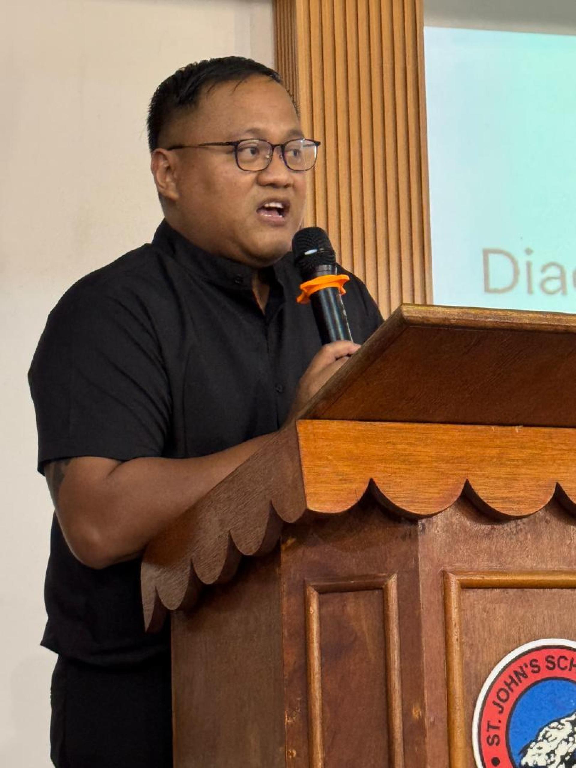 新执事卡伦汀岸在会上发言