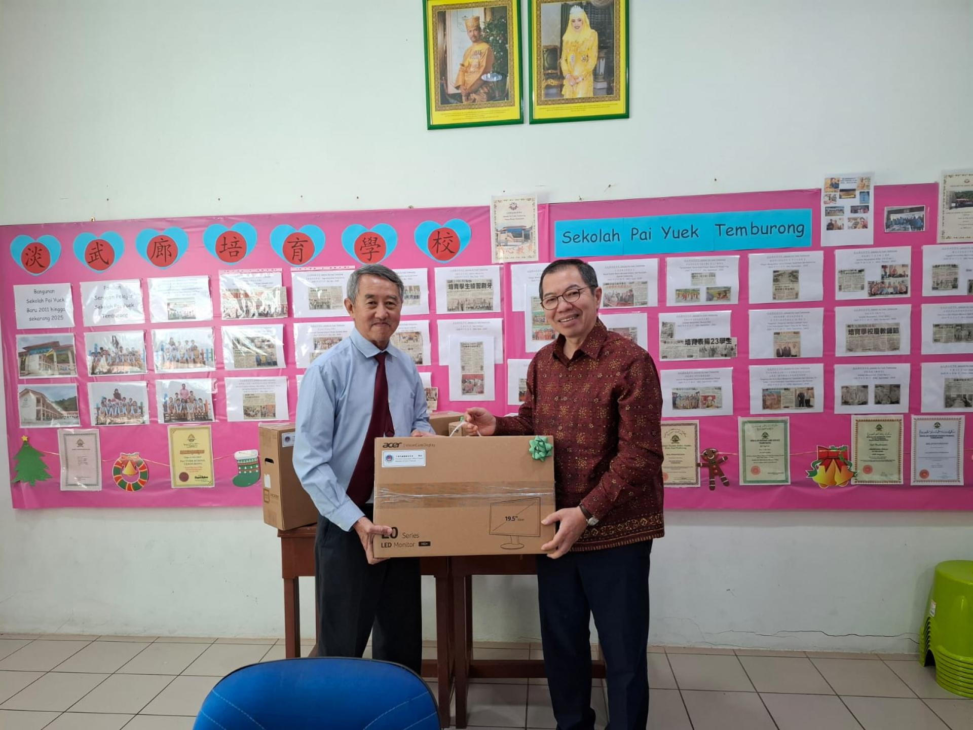 萧胜中代表移交教学设备予许汉阳董事长。