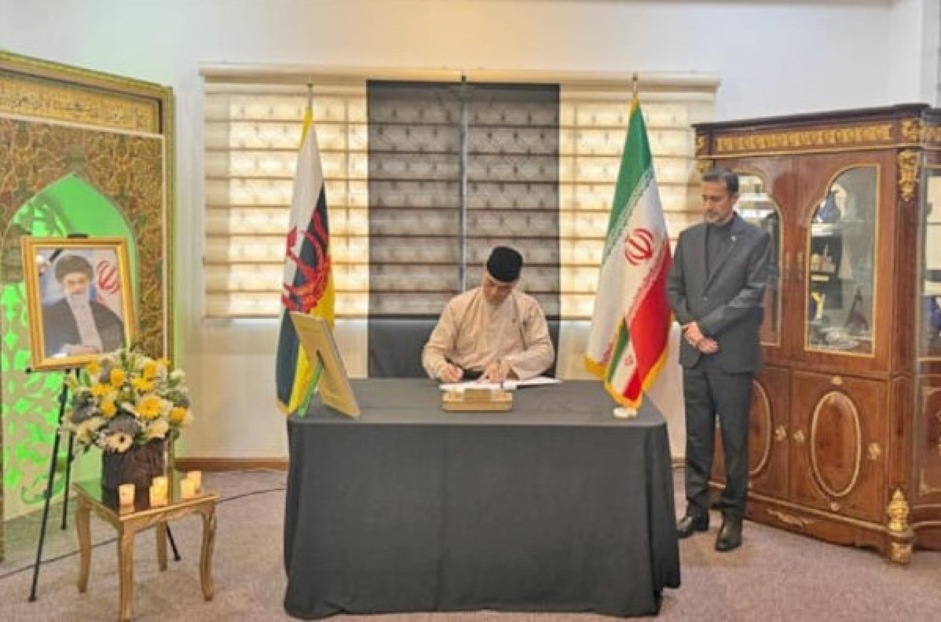 内政部长拿督阿马丁在唁簿上签名，伊朗驻汶莱大使穆罕默德塔吉拉贾比在旁见证。