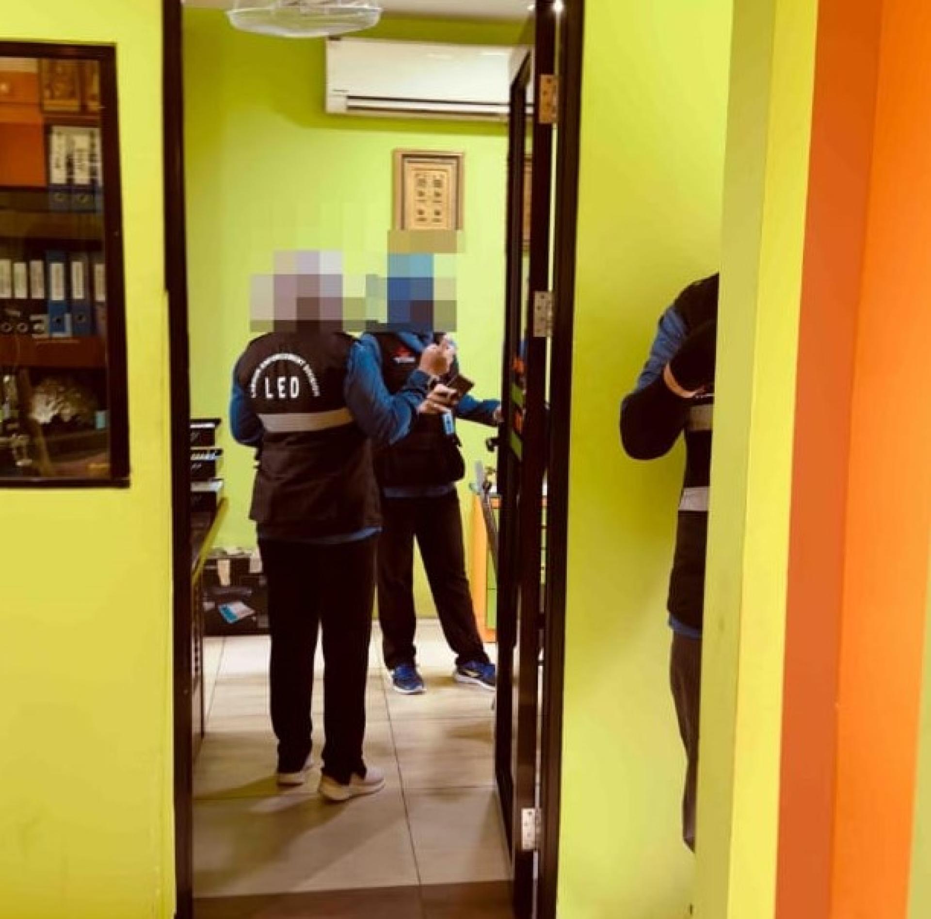 执法人员进行检查