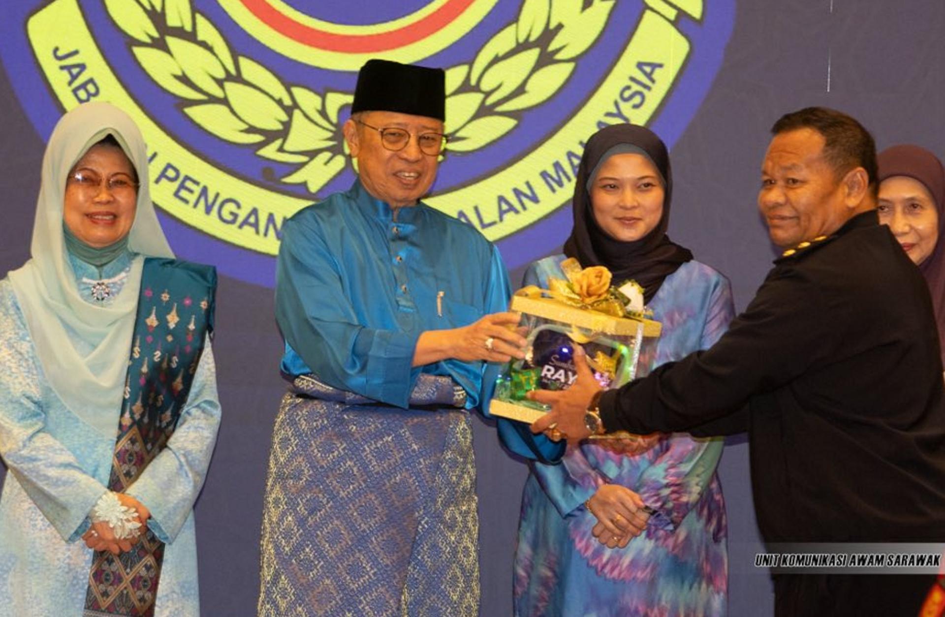 砂总理阿邦佐哈里（左2）移交食品包给其中一名执法单位代表。左为陈赛明。