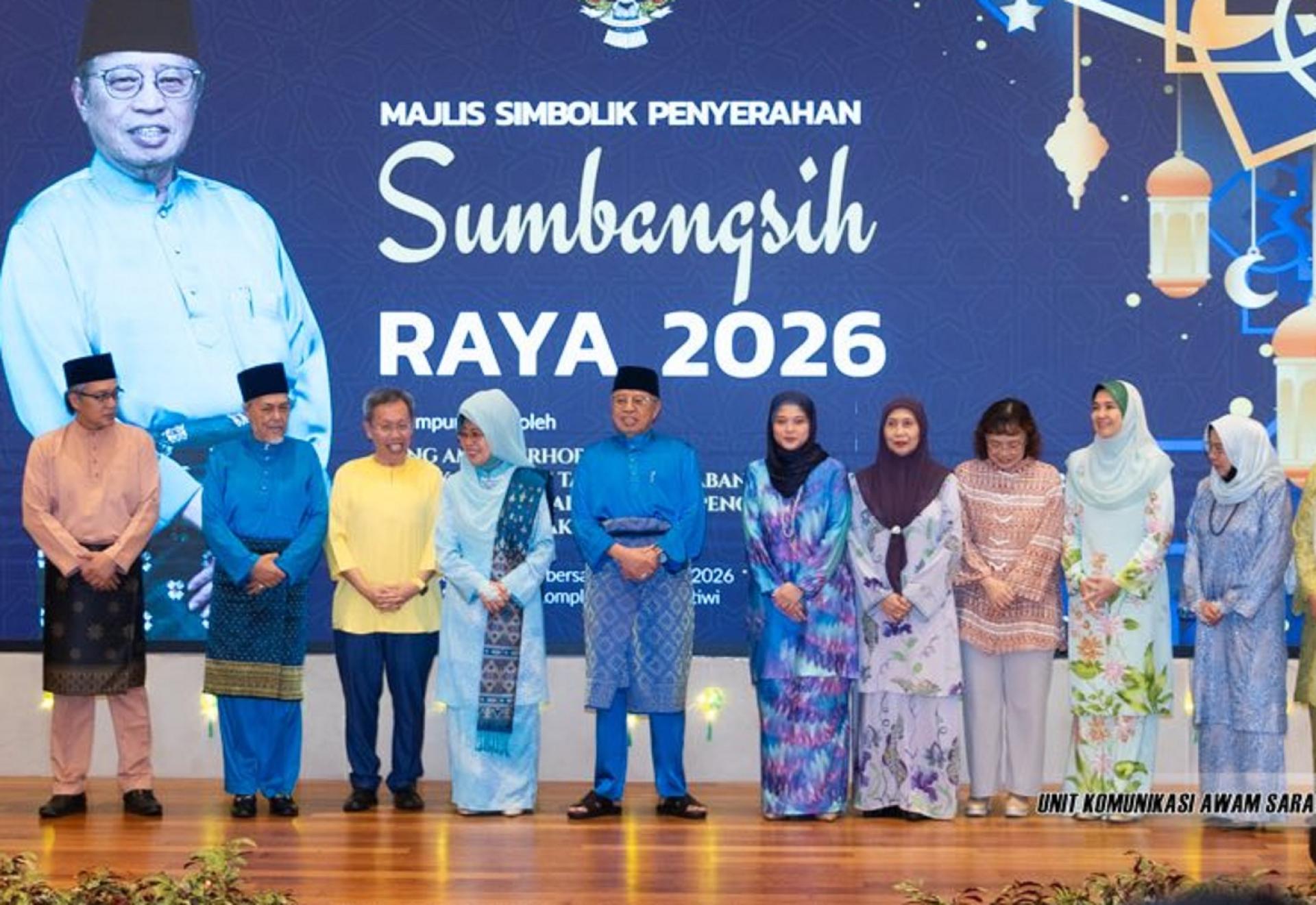 砂总理阿邦佐哈里（左5）出席开斋节食品包移交仪式。