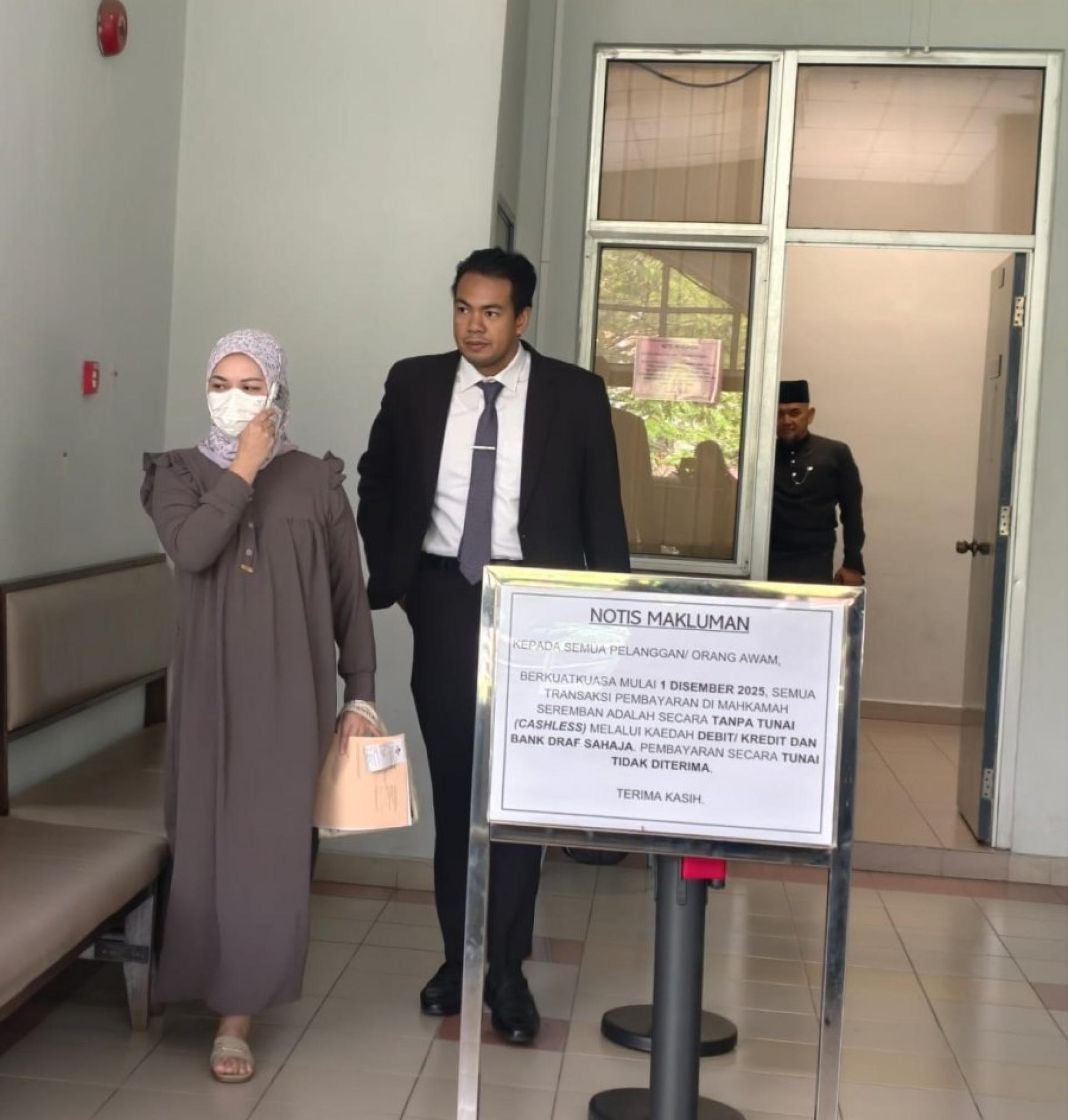 法拉希达雅（左）在律师陪同下，离开法庭。