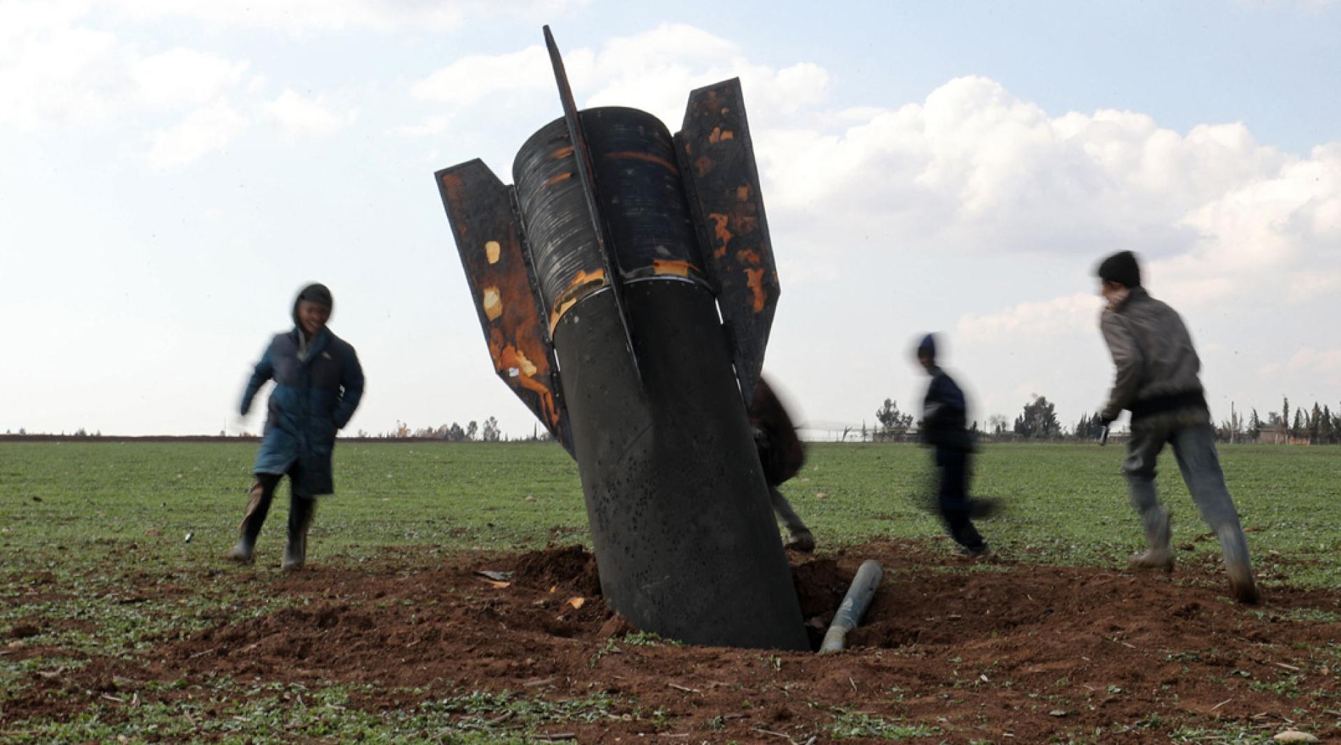 在叙利亚东部卡米什利郊外，几名孩童5日绕著一枚未爆弹玩耍。为了报复美以联军的大规模空袭，伊朗发动了多轮无人机与飞弹袭击，海湾地区多国均成为目标。