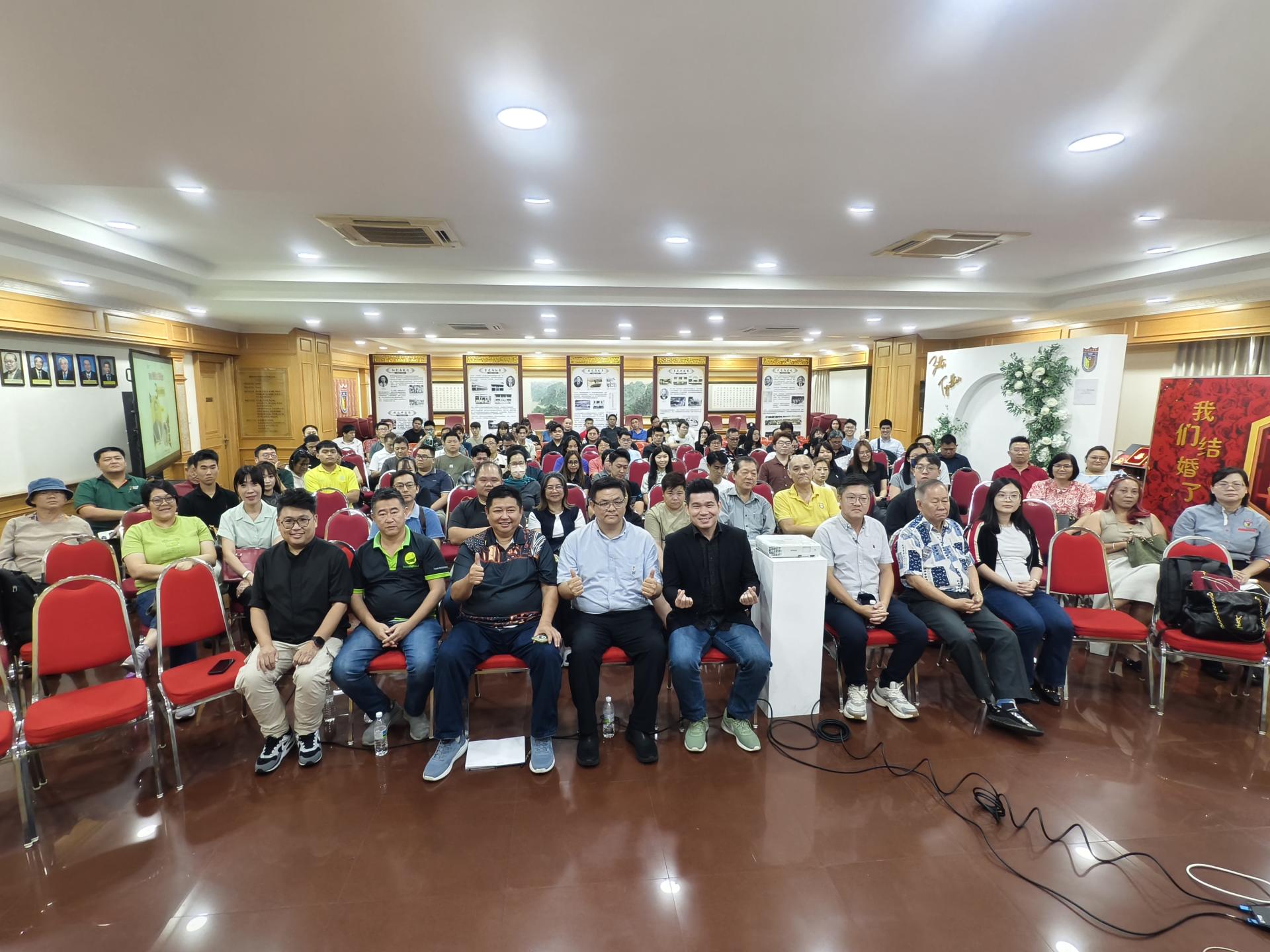 美里中华总商会与Suria AI联合主办的“AI Business商业布局：美里线下分享会”与会者合影。