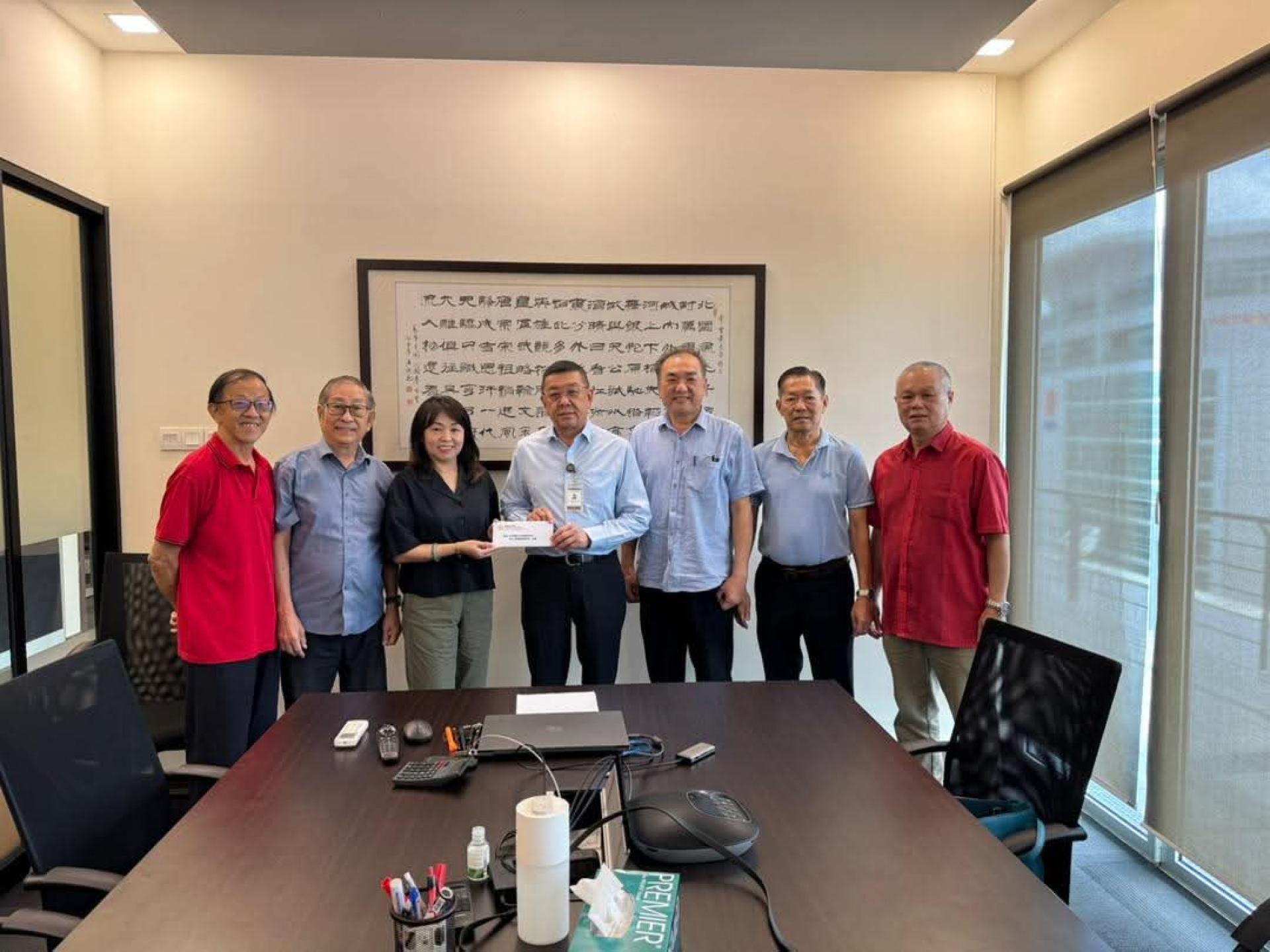 晋汉斯省大埔同乡会主席罗绍凤（左3）在众筹委的陪同下，移交邀请函予砂拉越华人社团联合总会会长拿督斯里黄良杰（右4）。左起为丘冠华、蓝德利；右起为蔡易沩、刘亚进及筹委会主席何晋兴。