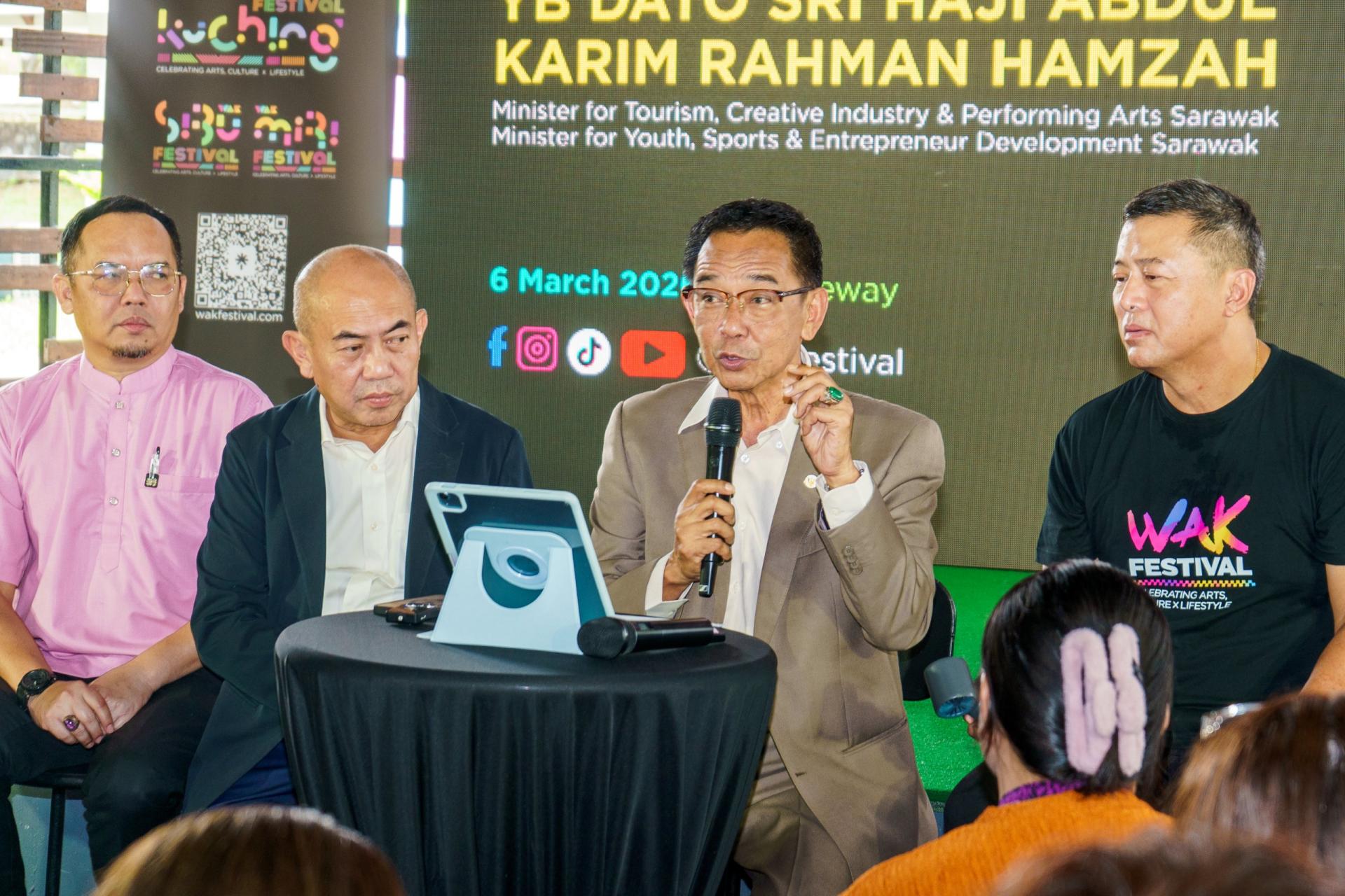 拿督斯里阿都卡林（右2）出席一项活动上发言。