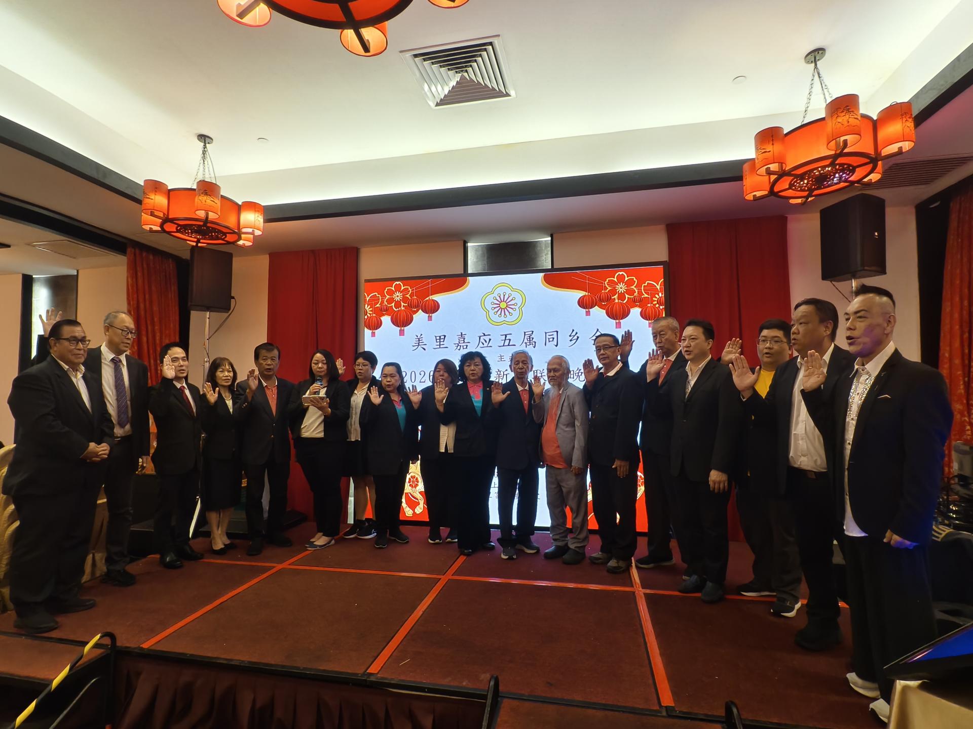 美里嘉应五属同乡会新届理事宣誓就职。左起为砂拉越交通部长拿督斯里李景胜的代表本固鲁蔡刚明监誓，名誉主席甲必丹梁振林陪同。