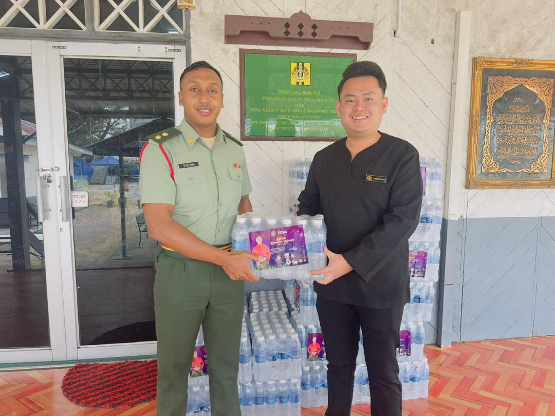 赵俊文服务中心代表克里斯托弗移交矿泉水予美里其中一所清真寺代表，供斋戒月期间信众使用。