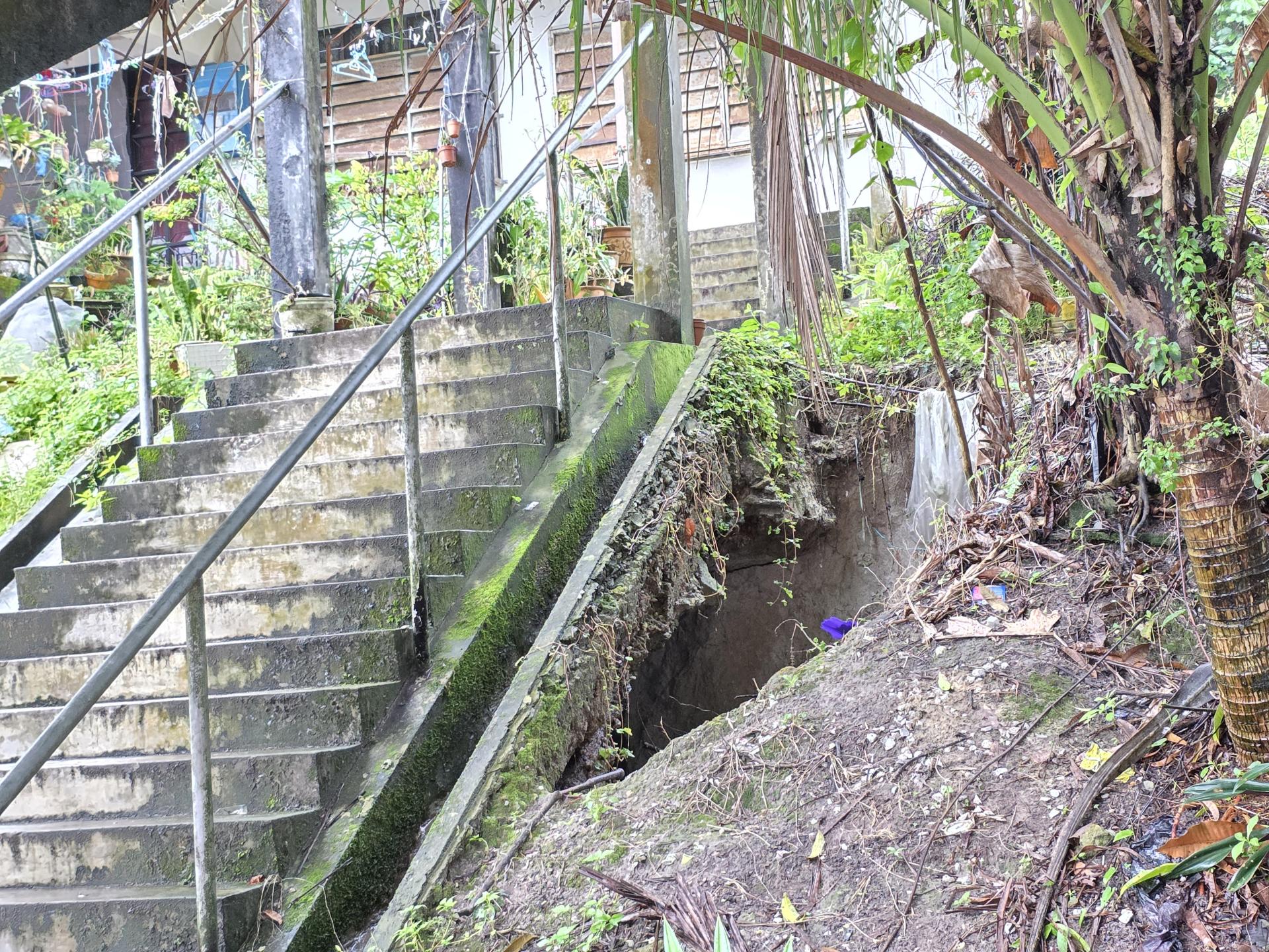 位于朋岭组屋C座（PENDING FLAT BLOCK C）楼梯旁部分，出现巨大坑洞，情况相当危险.