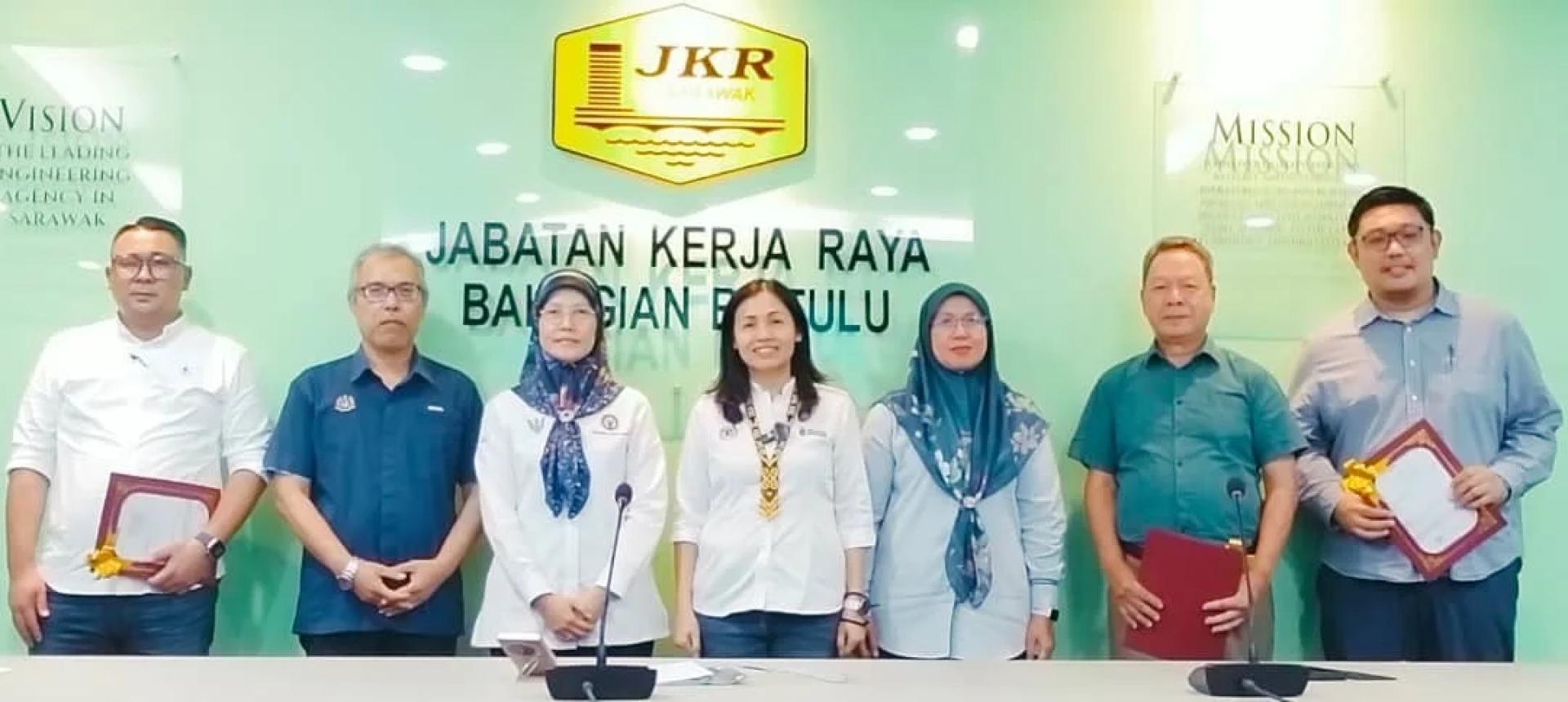 Teo merakam gambar bersama wakil syarikat kontraktor yang menerima Surat Setuju Terima(SST) bagi pembinaan Kompleks RTM Bintulu dan pembinaan kuarters baharu RTM Sri Aman dan RTM Sibu.