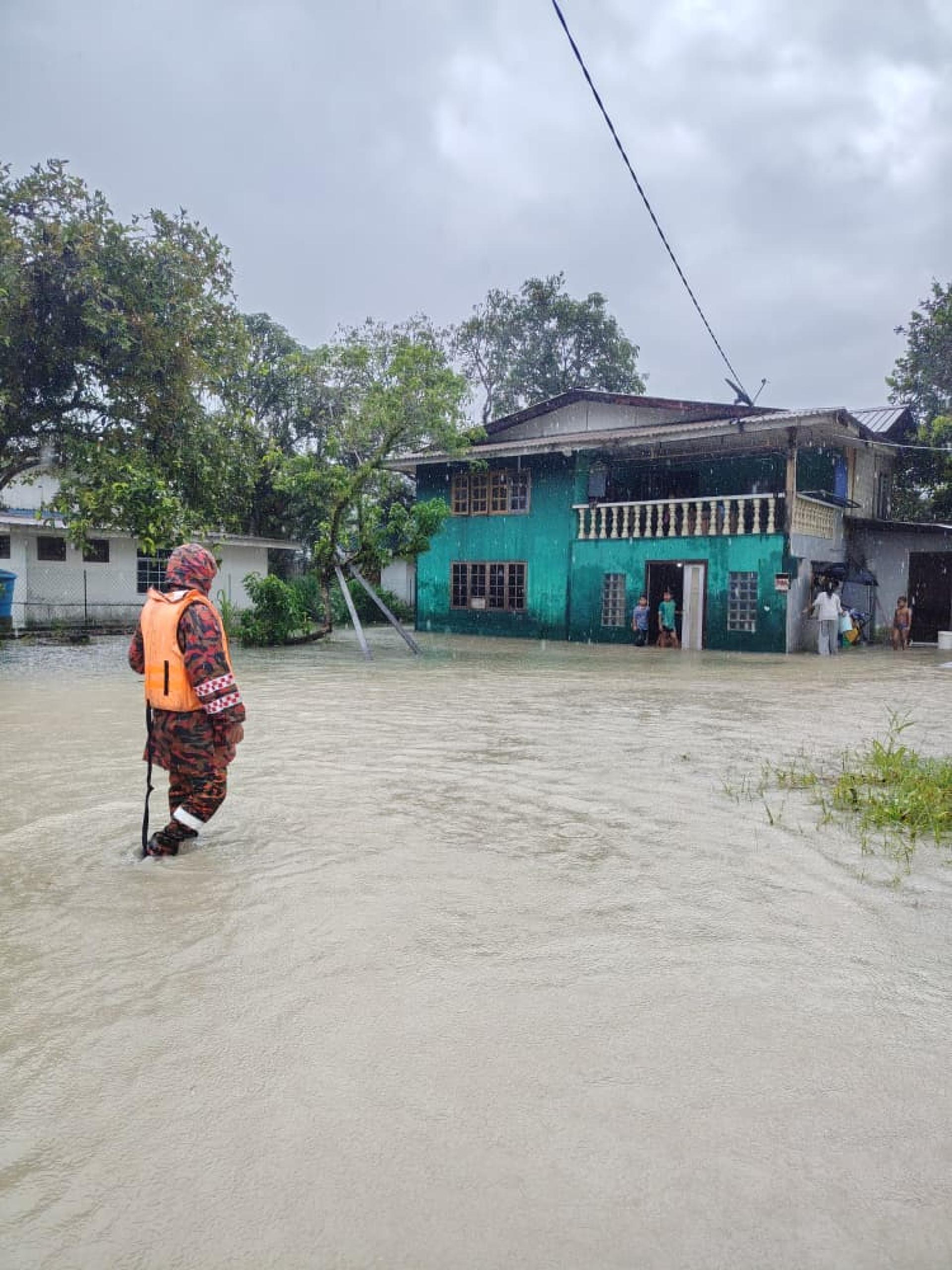消拯人员视察低洼区。