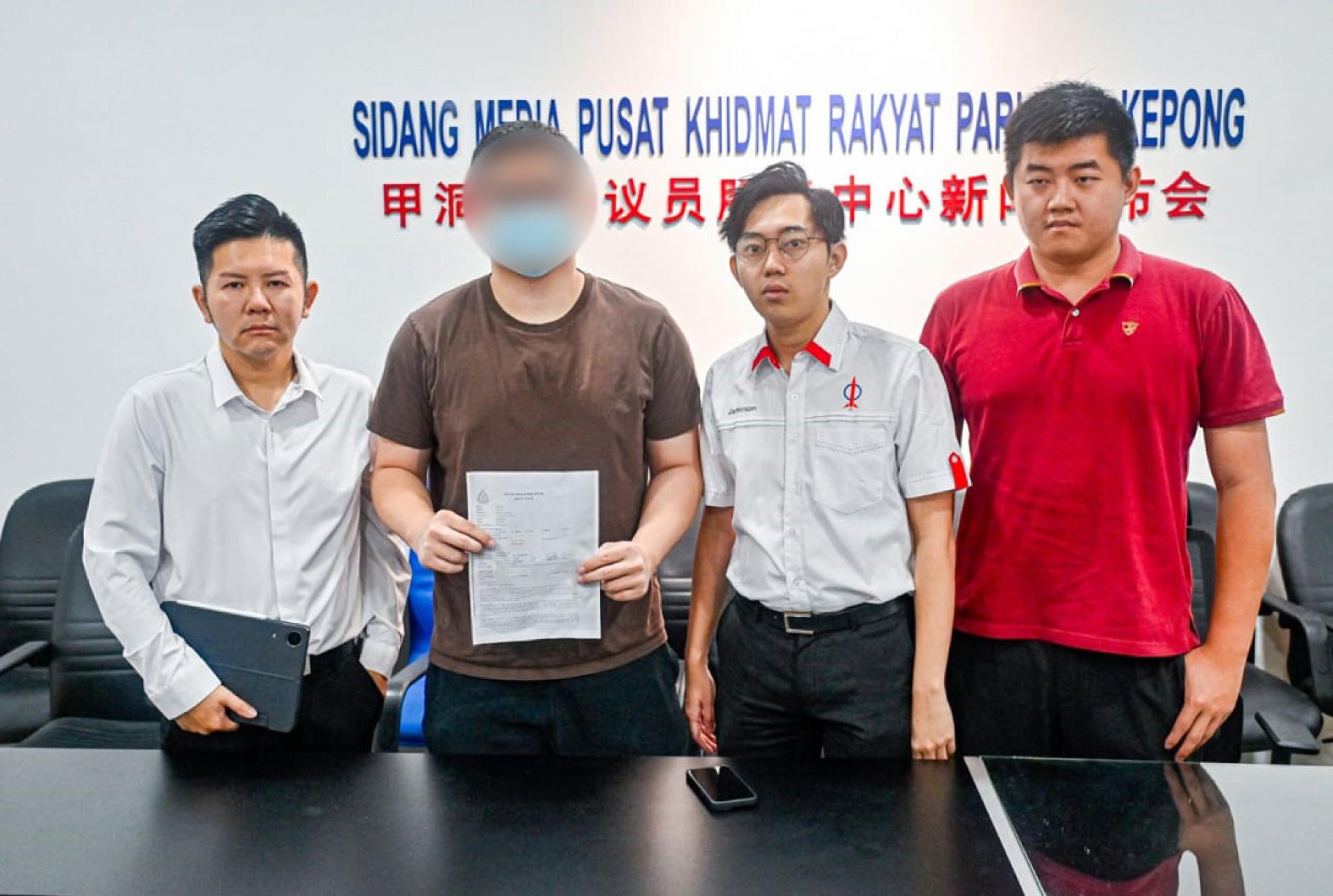 谢志威（右2起）陪同事主和徐惠彬召开记者会，右是甲洞社青团组织秘书柯敬毅。