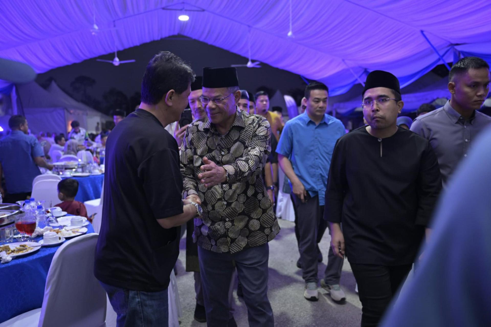 赛夫丁（左2）出席与出席者寒暄问好。