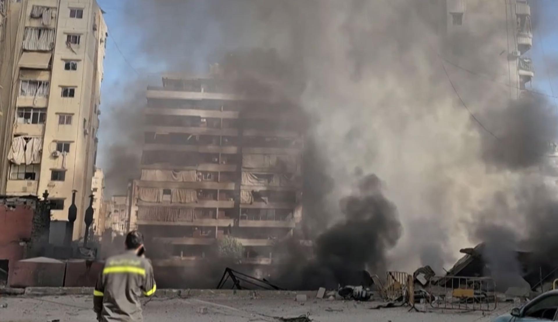 以色列针对真主党据点空袭后，现场一度不断冒出呛鼻浓烟。（网络视频截图）